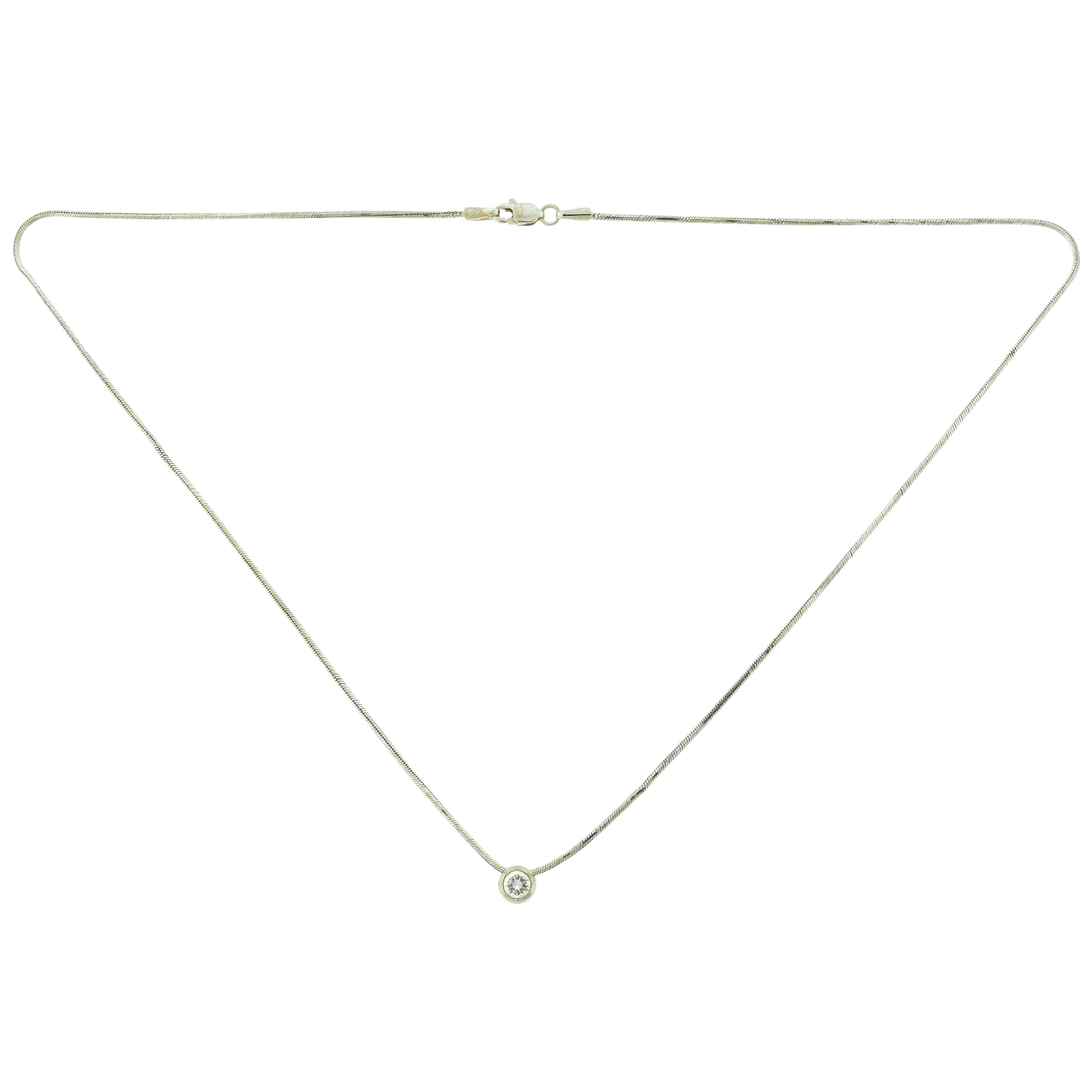 Collier à pendentif solitaire rond en or blanc serti d'un diamant serti clos