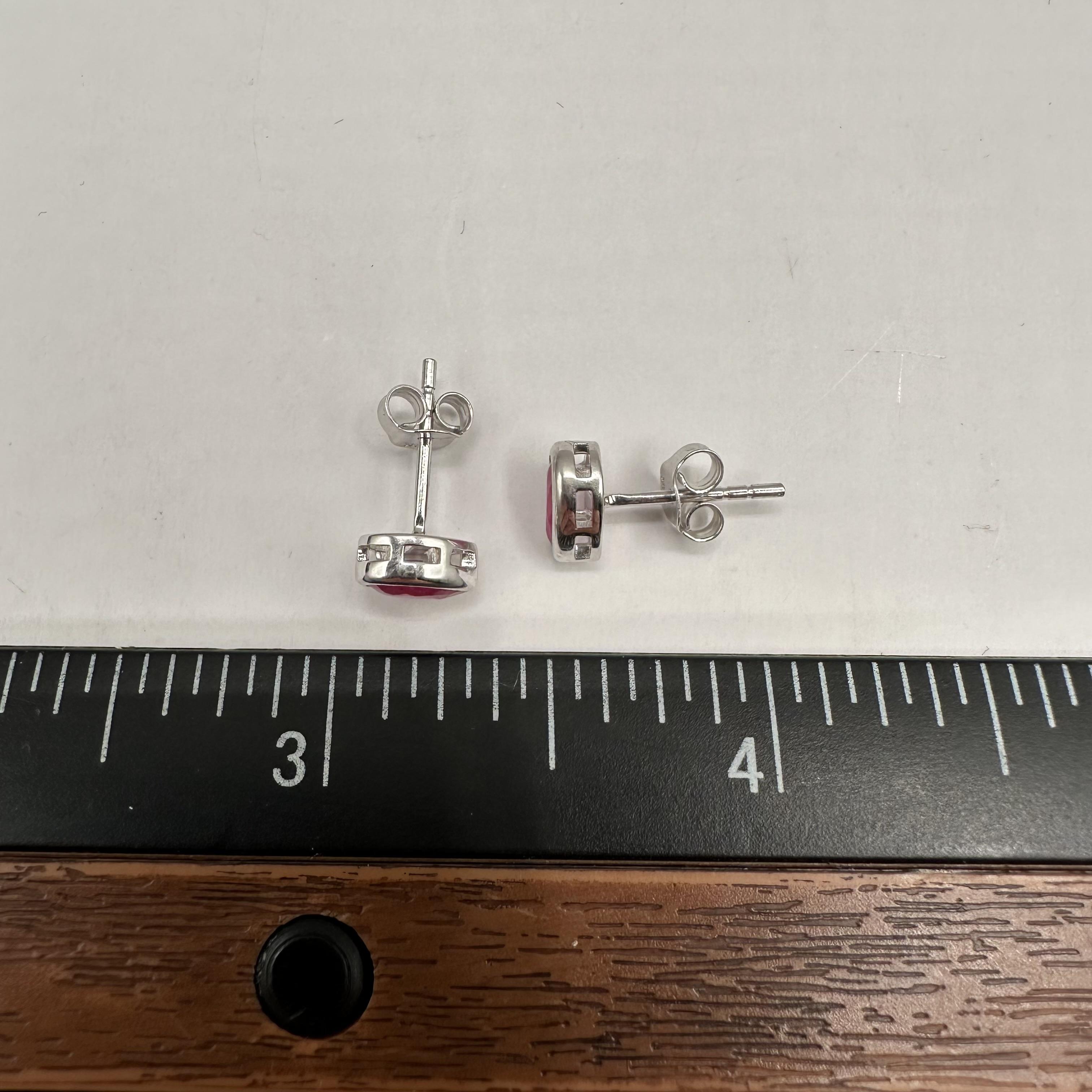 Donna Borchie con castone in oro bianco 14 carati - Rubini a forma di pera da 6x4 mm, chiusura a pressione in vendita
