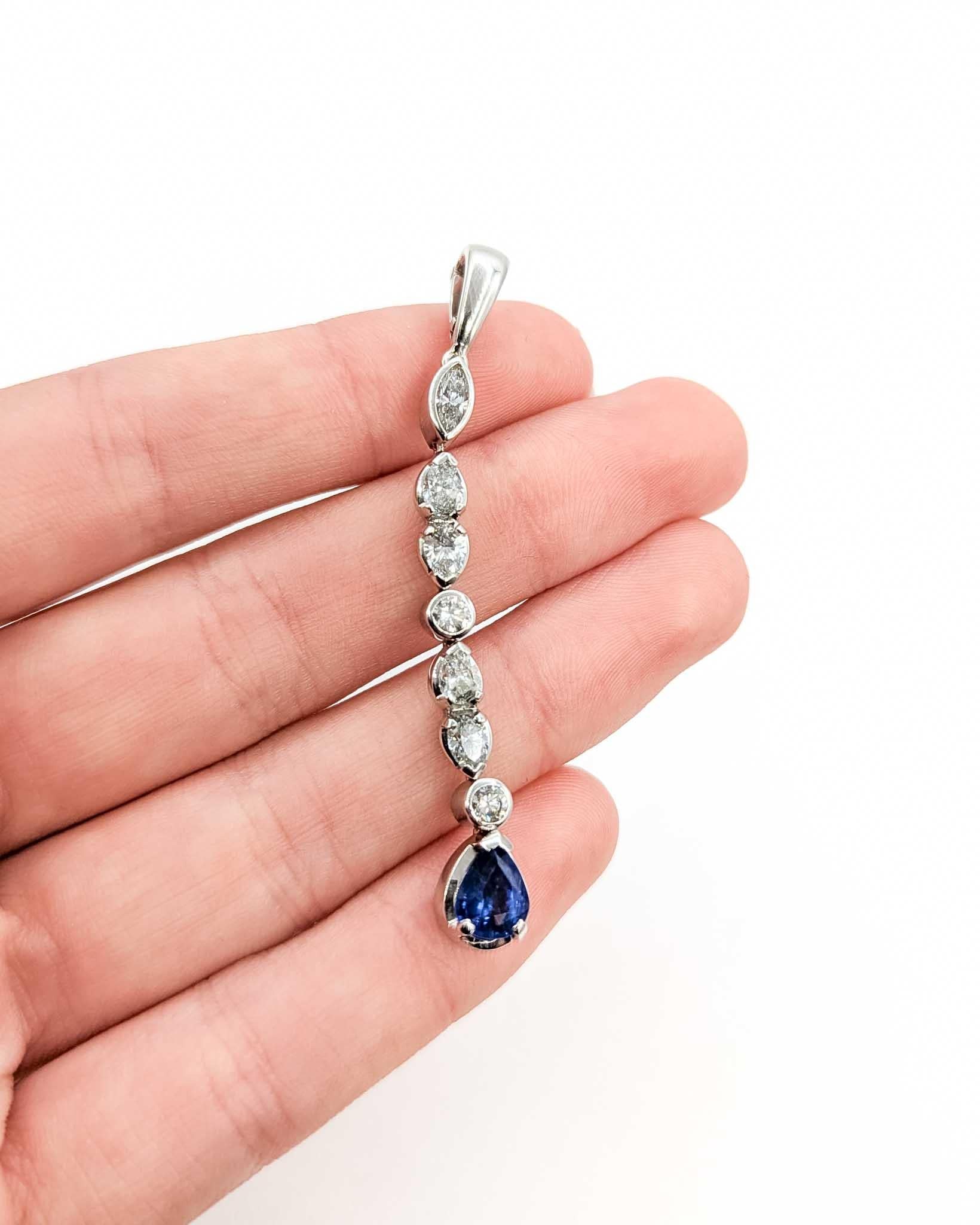 Lünettenbesetzter Anhänger mit Saphir und Diamant aus 18k Weißgold

Dieser Anhänger aus 18 Karat Weißgold ist mit einem kornblumenblauen Saphir in Kesselfassung besetzt und baumelt an der Kette. Der Saphir wiegt 1,75ct. Dieser Anhänger wird von