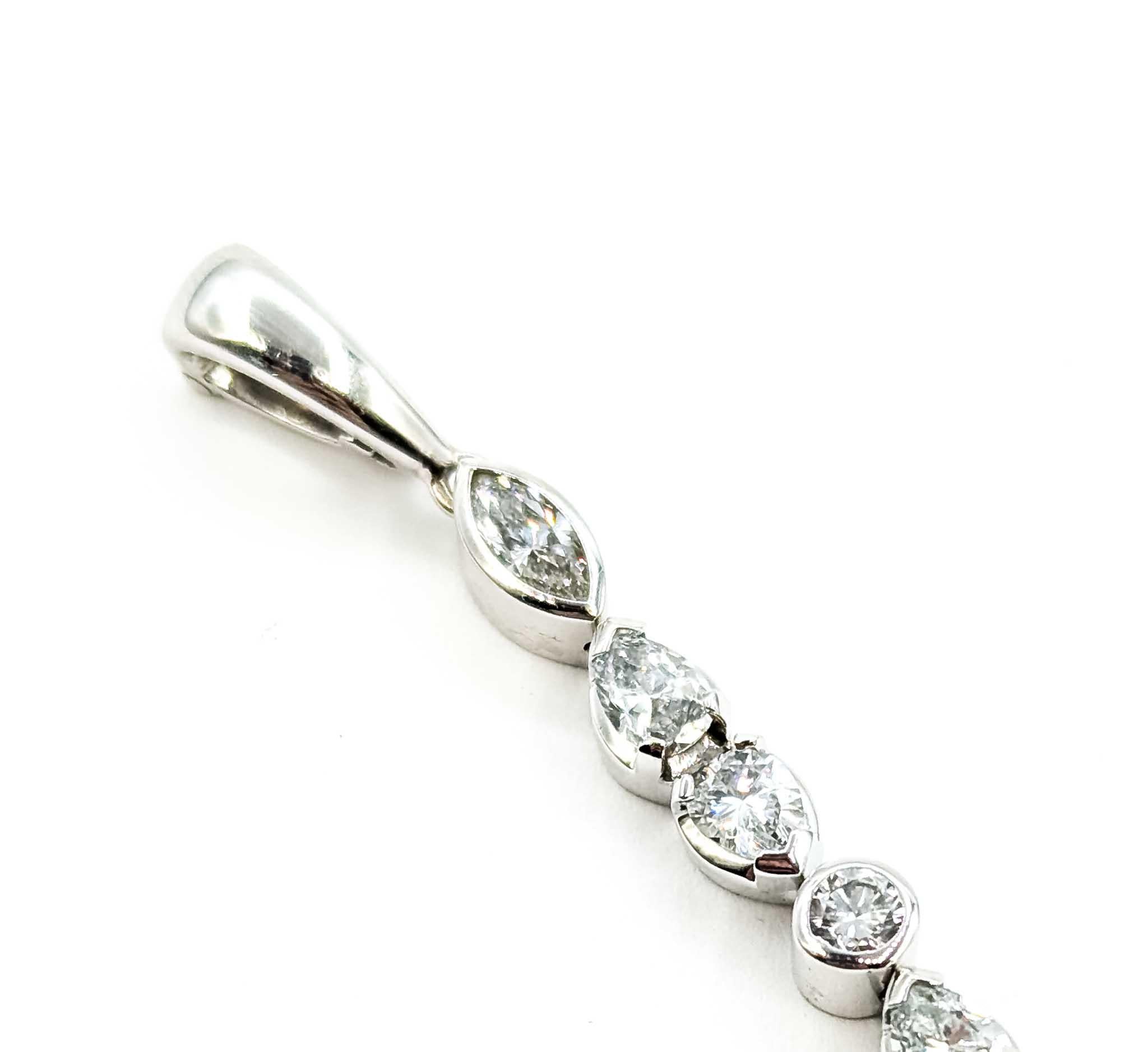 Lünettenbesetzter Anhänger mit Saphir und Diamant aus 18k Weißgold (Zeitgenössisch) im Angebot
