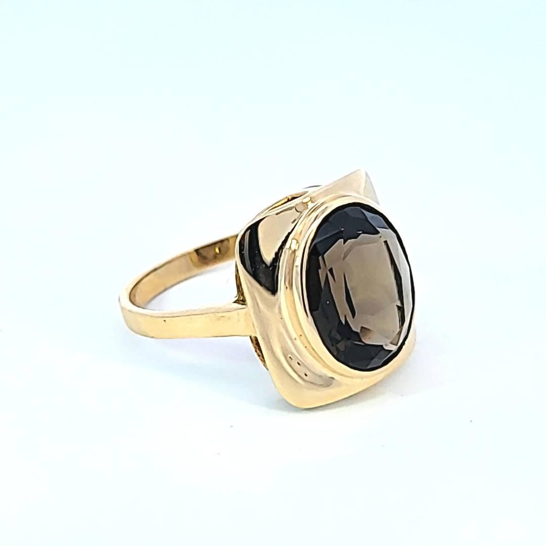 Ein auffälliges und ungewöhnliches Stück!  Dieser schöne Rauchquarzring ist eine Schönheit!