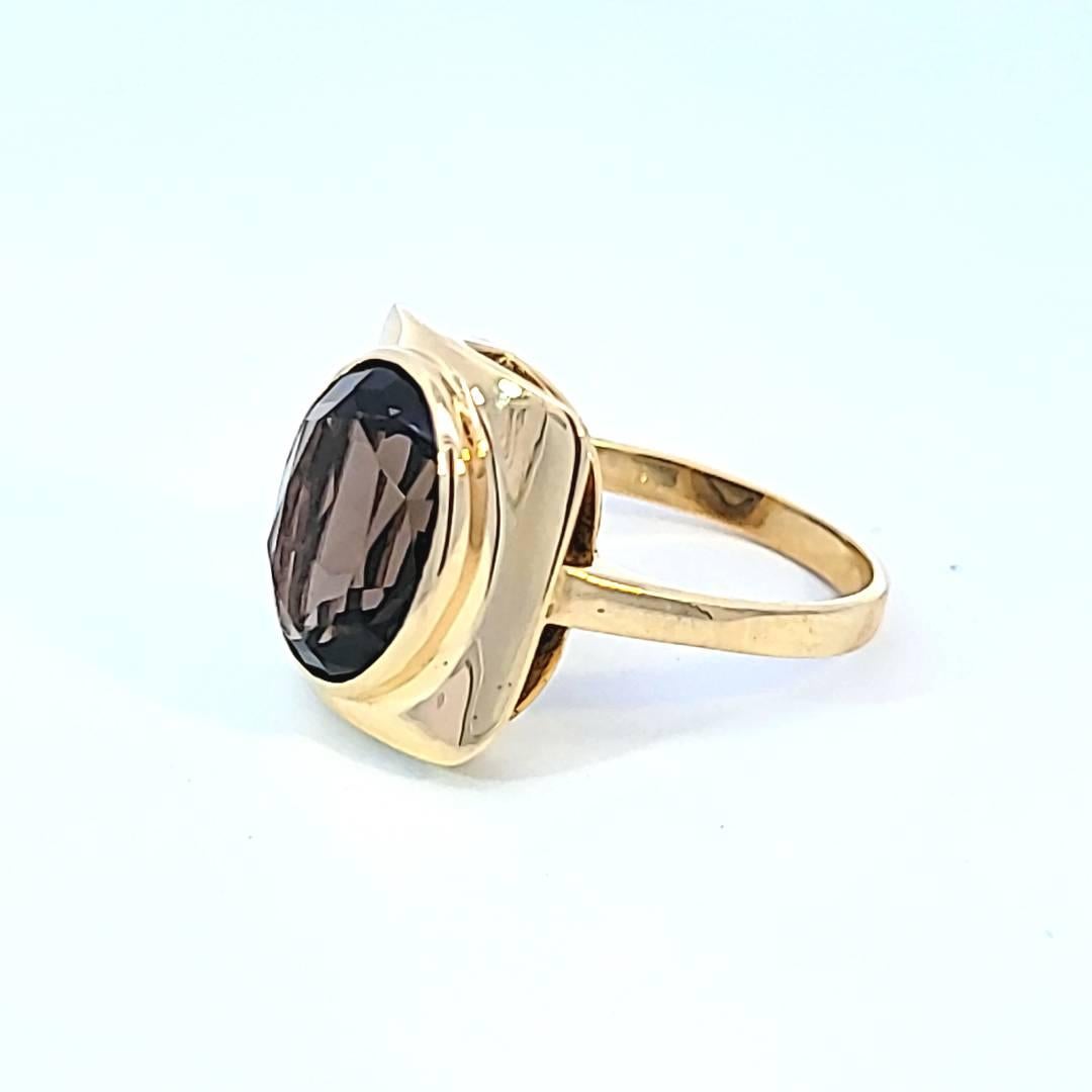 Rauchquarz mit Lünette in 18 Karat Gold (Ovalschliff) im Angebot