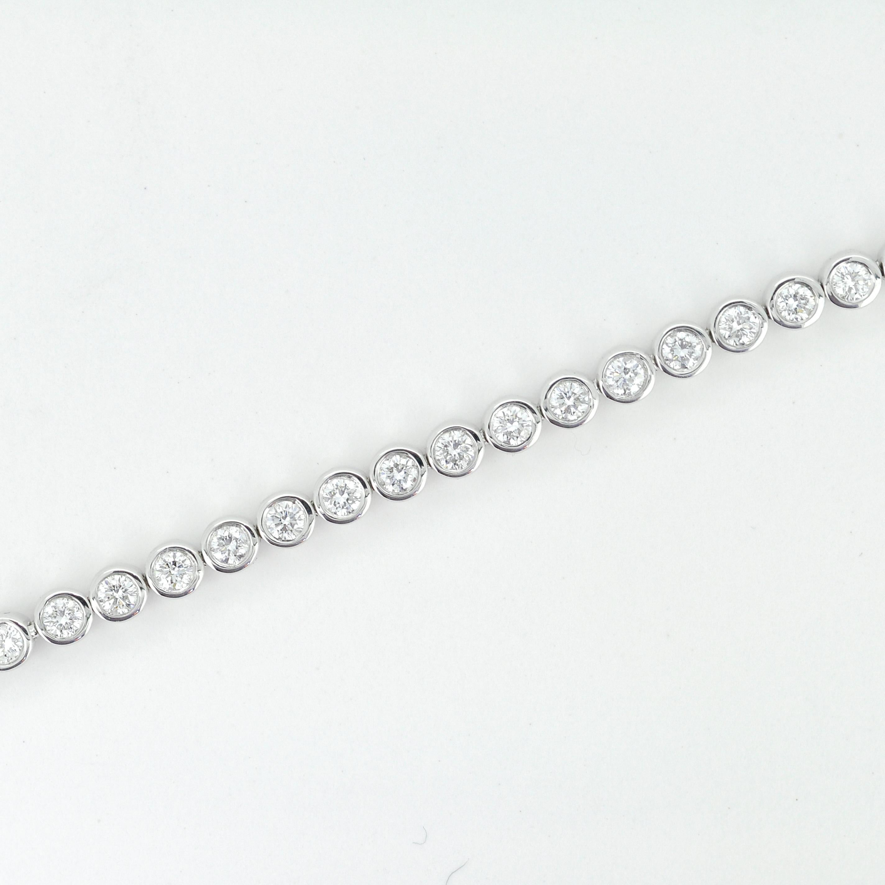 Moderne  Bracelet tennis en or blanc 18 carats serti d'un chaton et de diamants naturels de 5,00 carats en vente