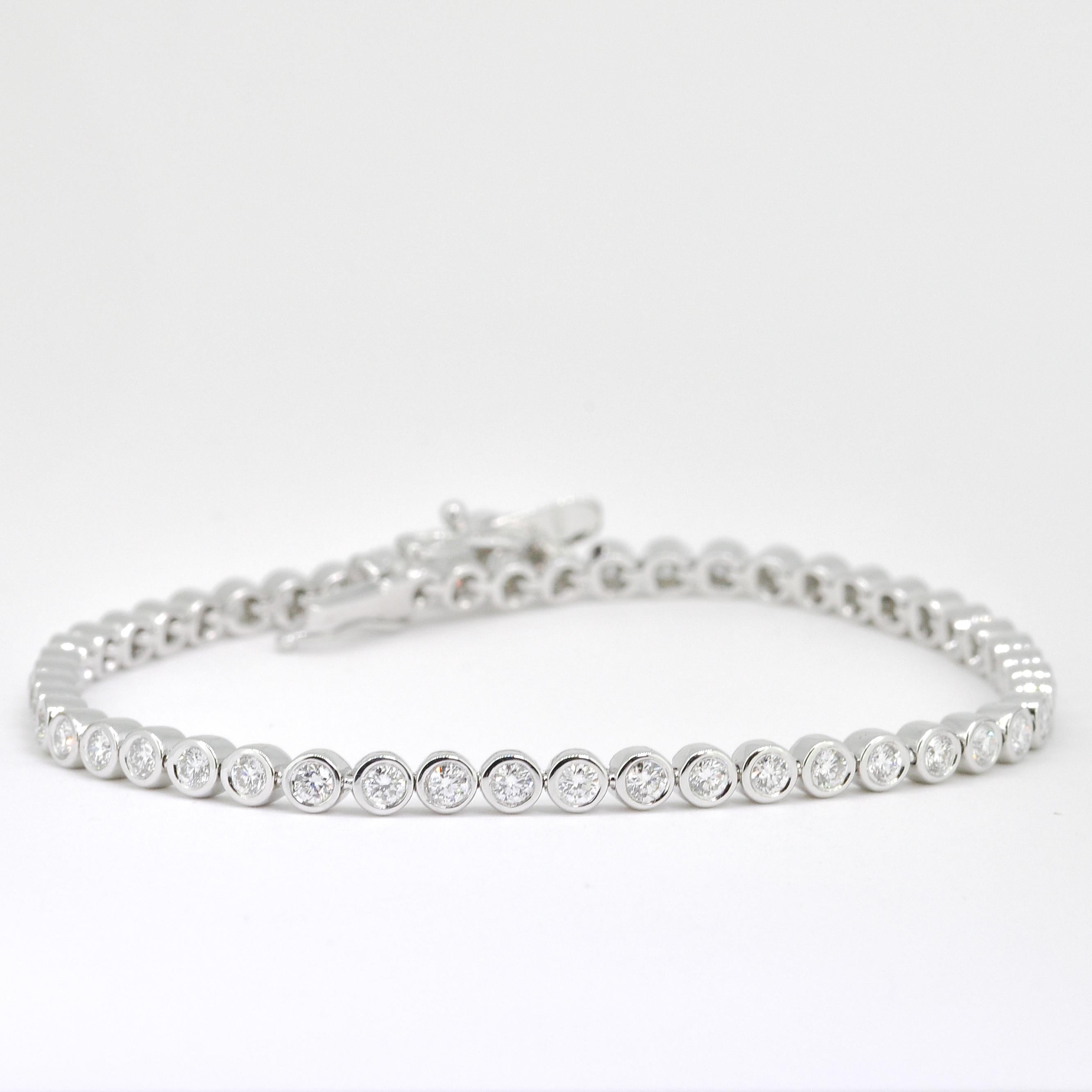 Bezel Set Tennis Bracelet 8.00 Carat in 18 Karat White Gold Natural Diamonds In New Condition For Sale In Antwerpen, BE