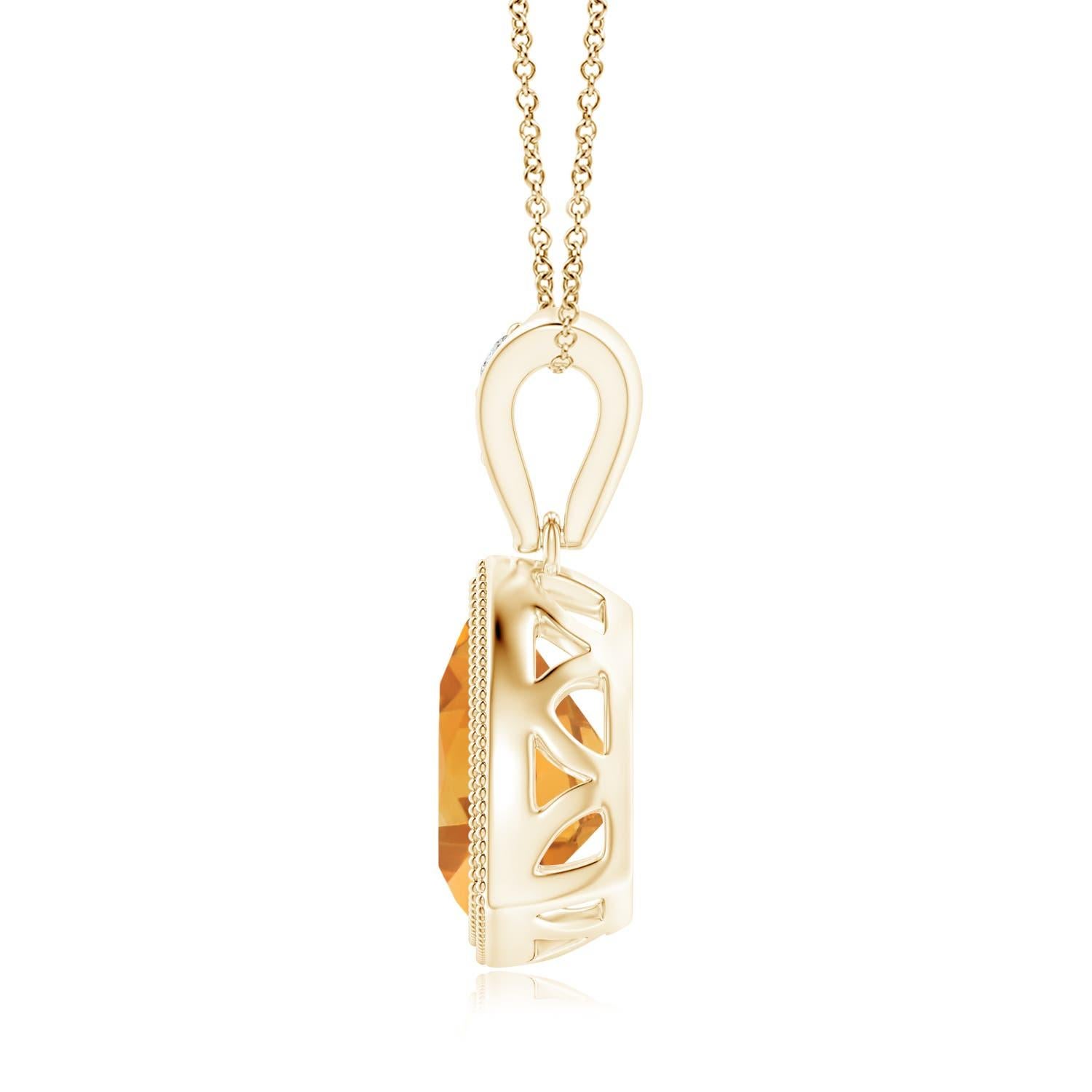 Questo ciondolo a forma di trilione di citrini, che penzola da una balla tempestata di diamanti, è un pezzo invidiabile. È realizzato in oro giallo 18 carati con un'intricata lavorazione a grana grossa intorno alla gemma. Il trilione di citrino