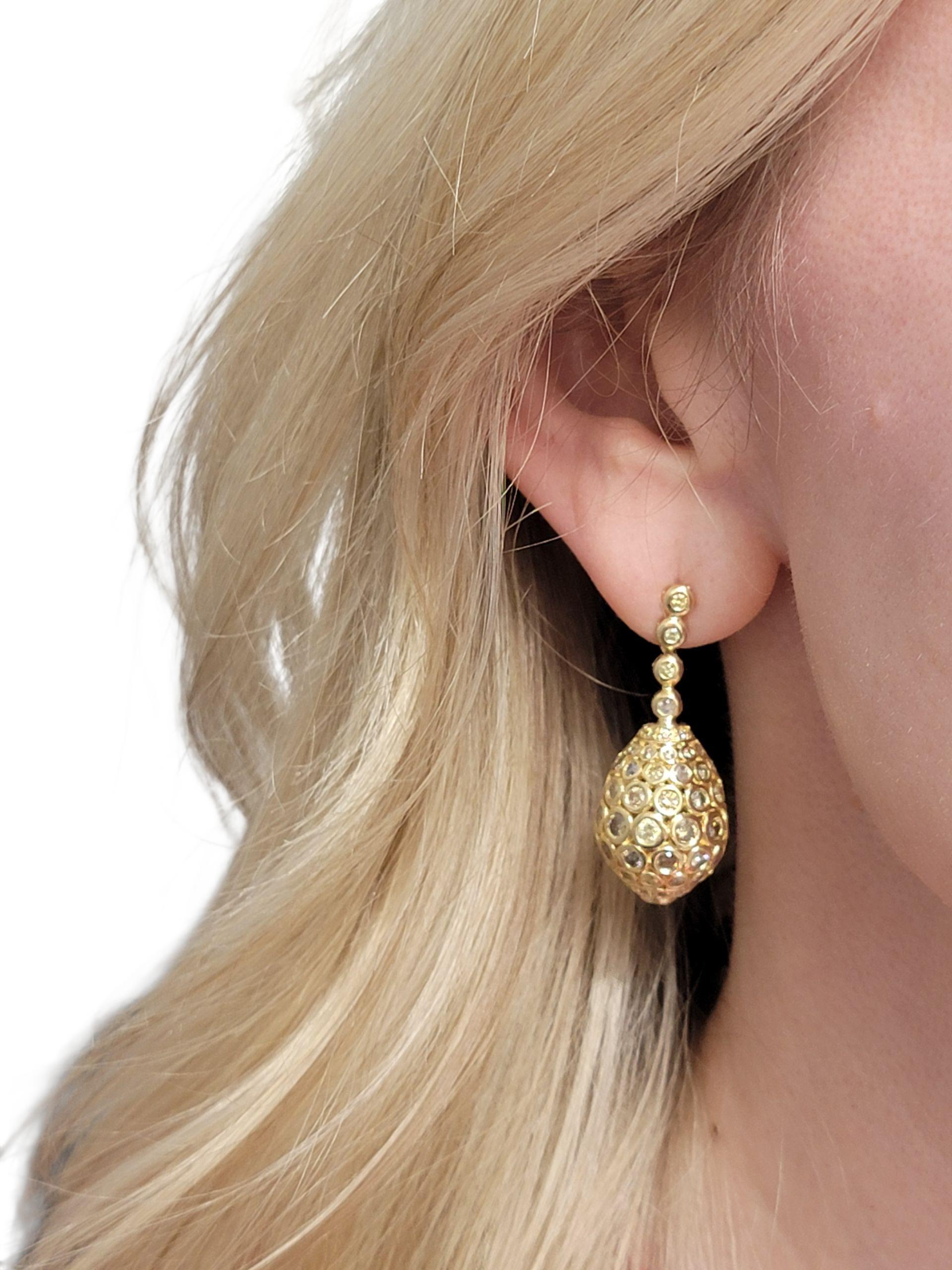 Boucles d'oreilles pendantes en or jaune 18 carats serties de diamants blancs, jaunes et bruns en vente 4