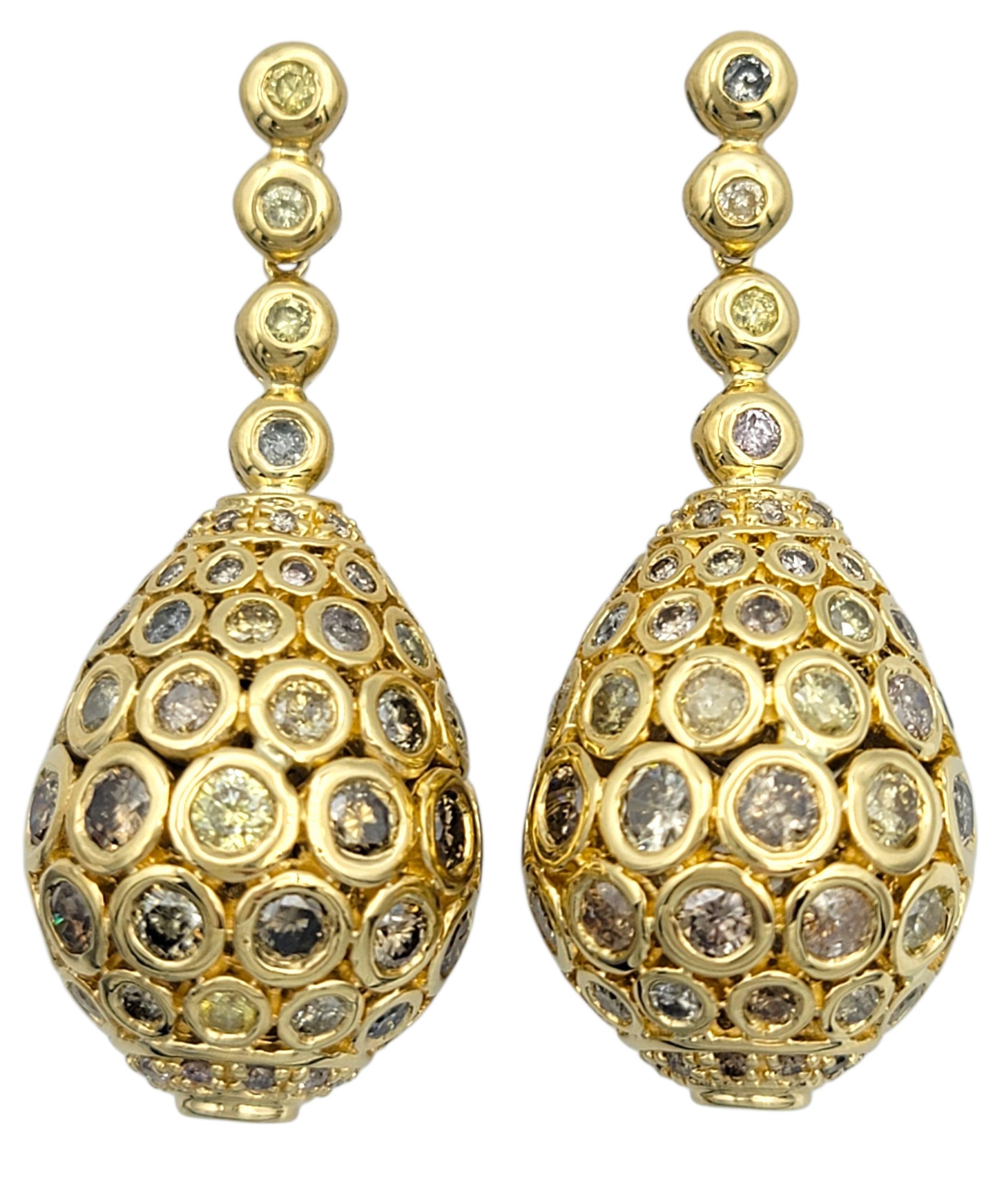 Contemporain Boucles d'oreilles pendantes en or jaune 18 carats serties de diamants blancs, jaunes et bruns en vente