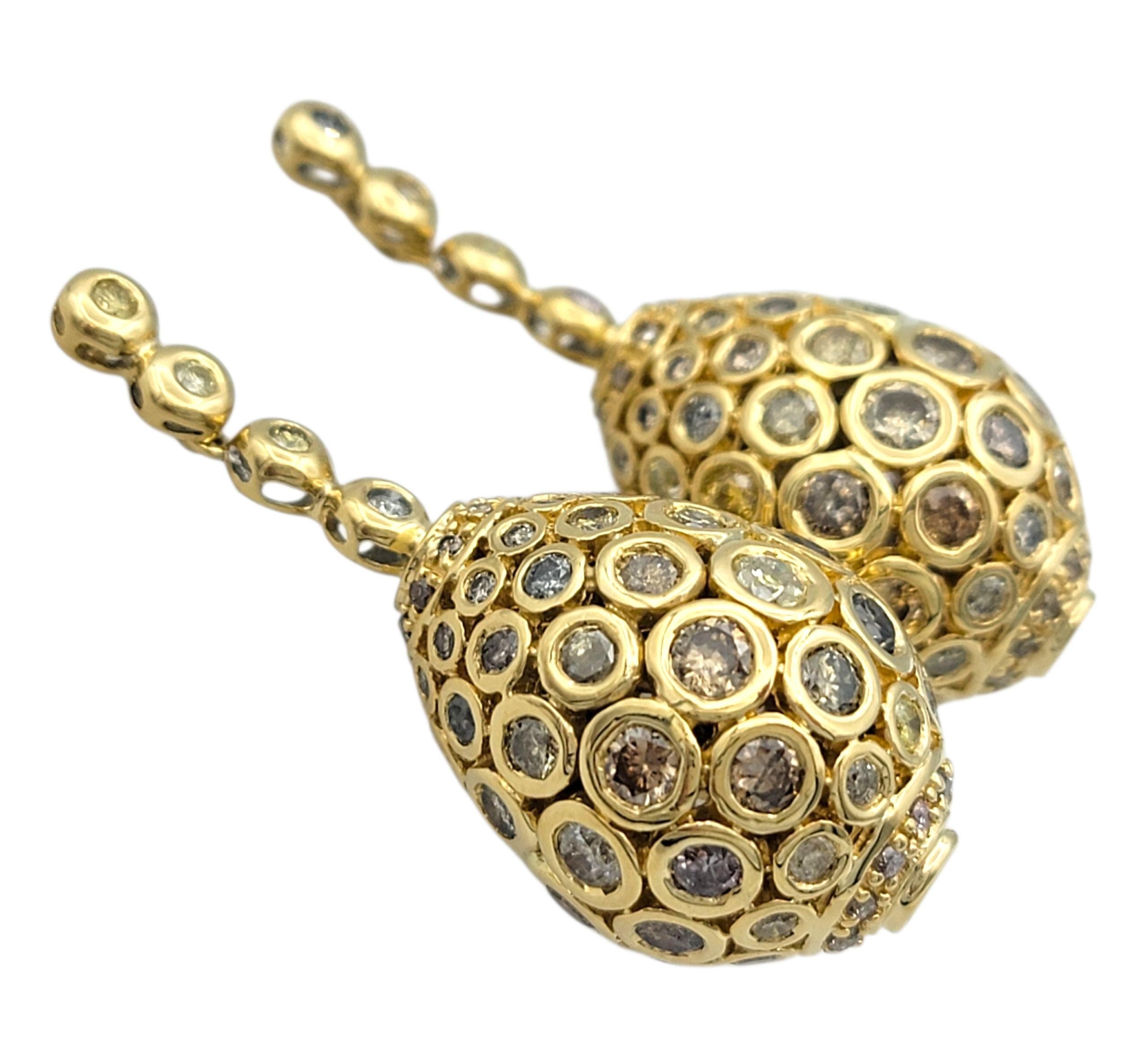 Taille ronde Boucles d'oreilles pendantes en or jaune 18 carats serties de diamants blancs, jaunes et bruns en vente