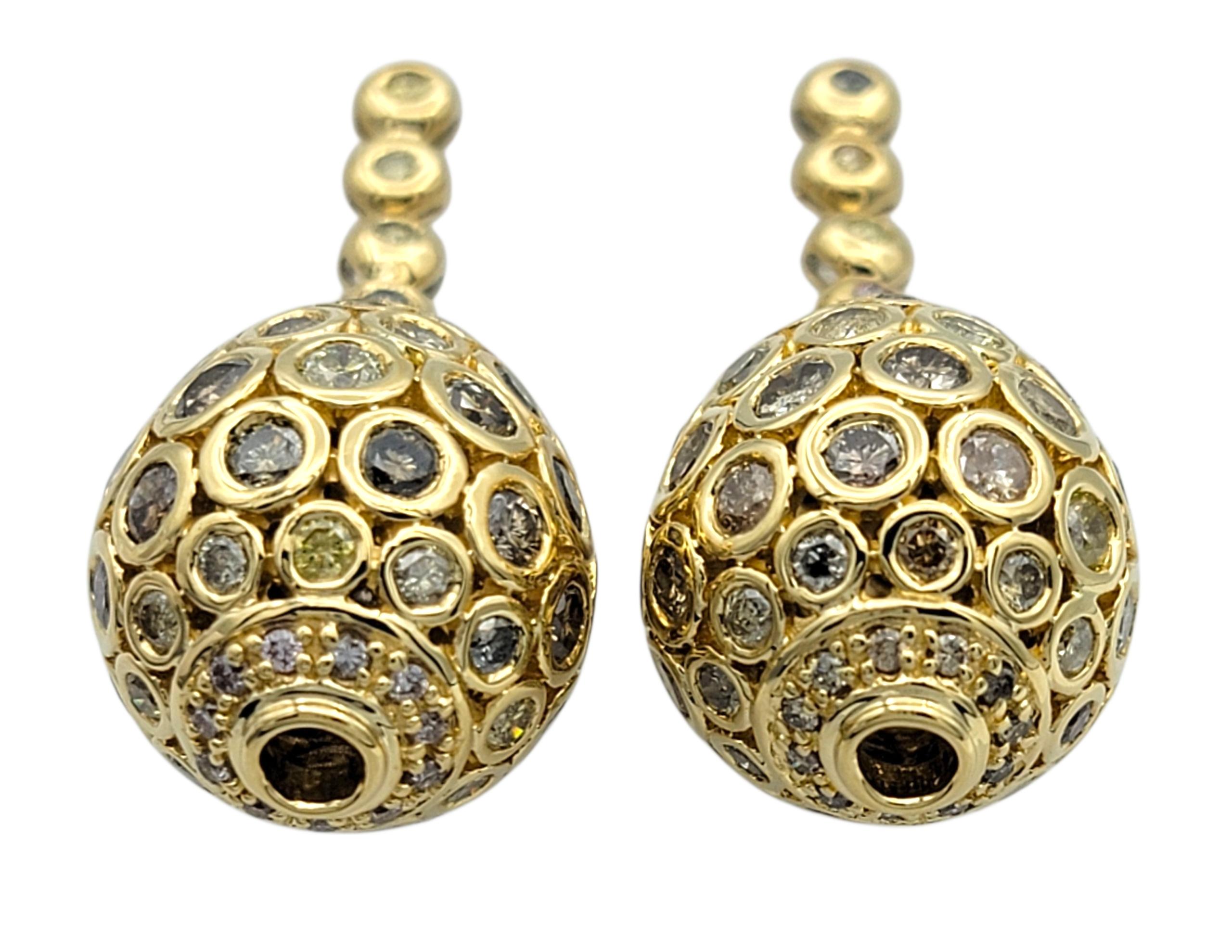 Boucles d'oreilles pendantes en or jaune 18 carats serties de diamants blancs, jaunes et bruns Bon état - En vente à Scottsdale, AZ