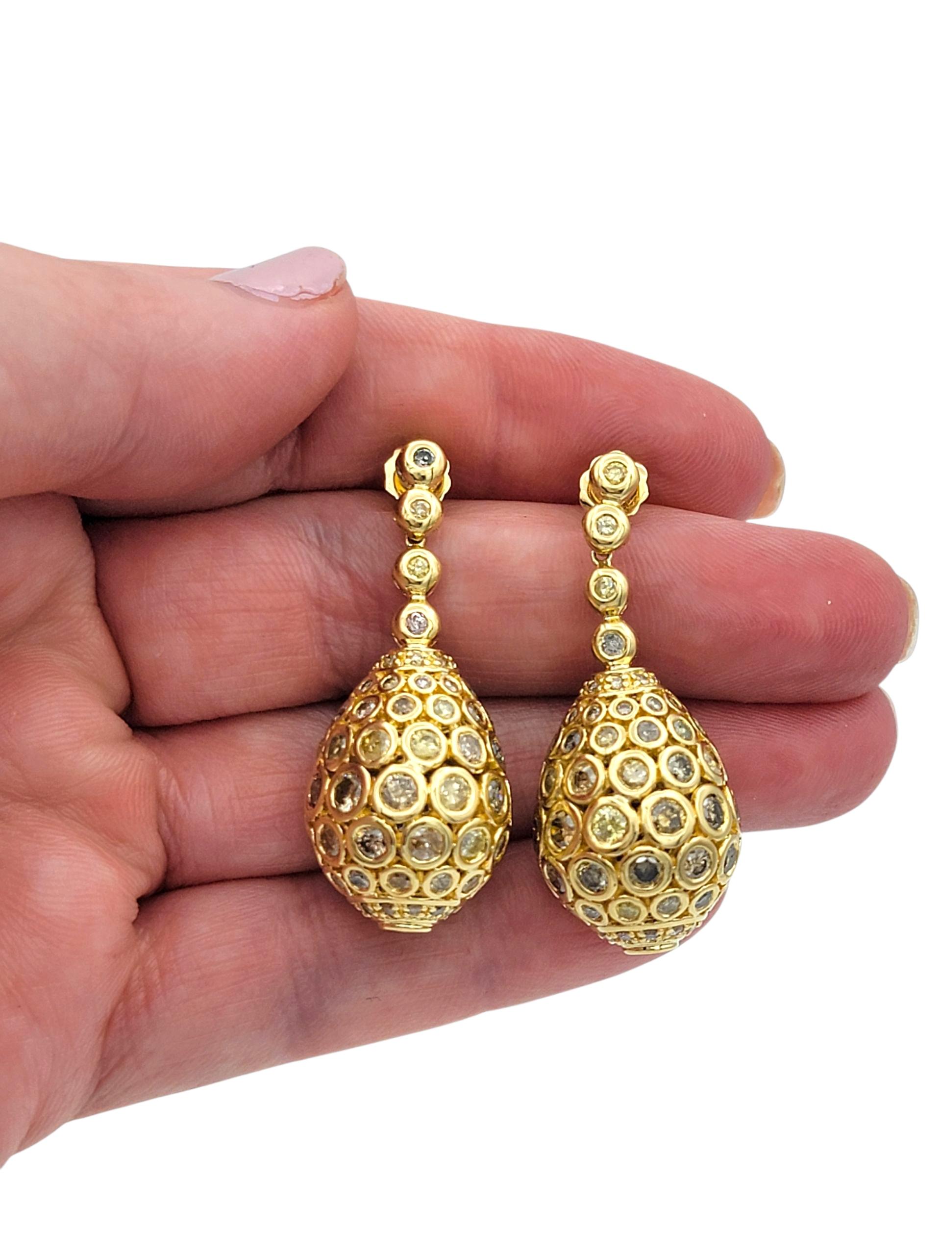 Boucles d'oreilles pendantes en or jaune 18 carats serties de diamants blancs, jaunes et bruns en vente 2