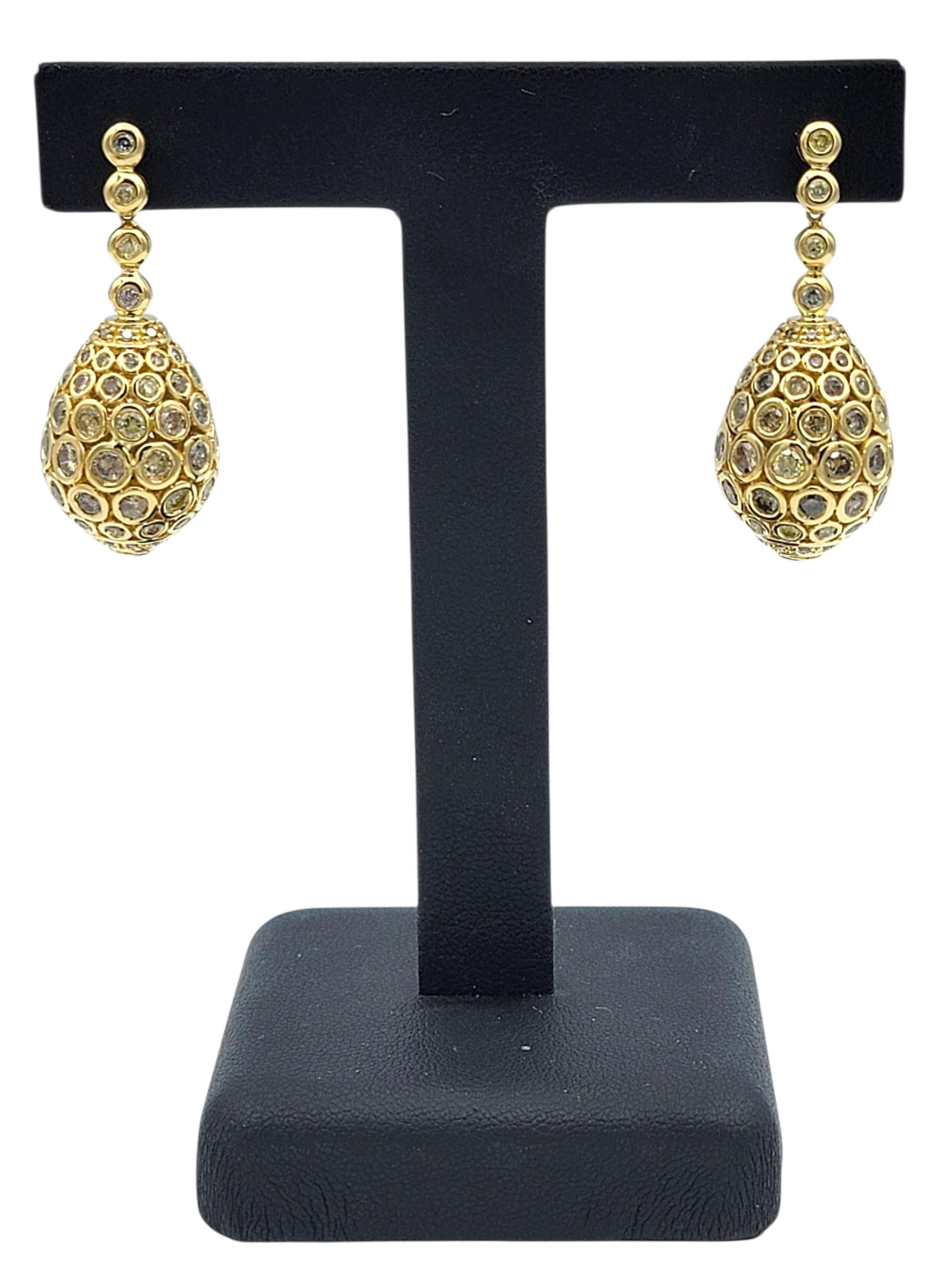 Boucles d'oreilles pendantes en or jaune 18 carats serties de diamants blancs, jaunes et bruns en vente 3