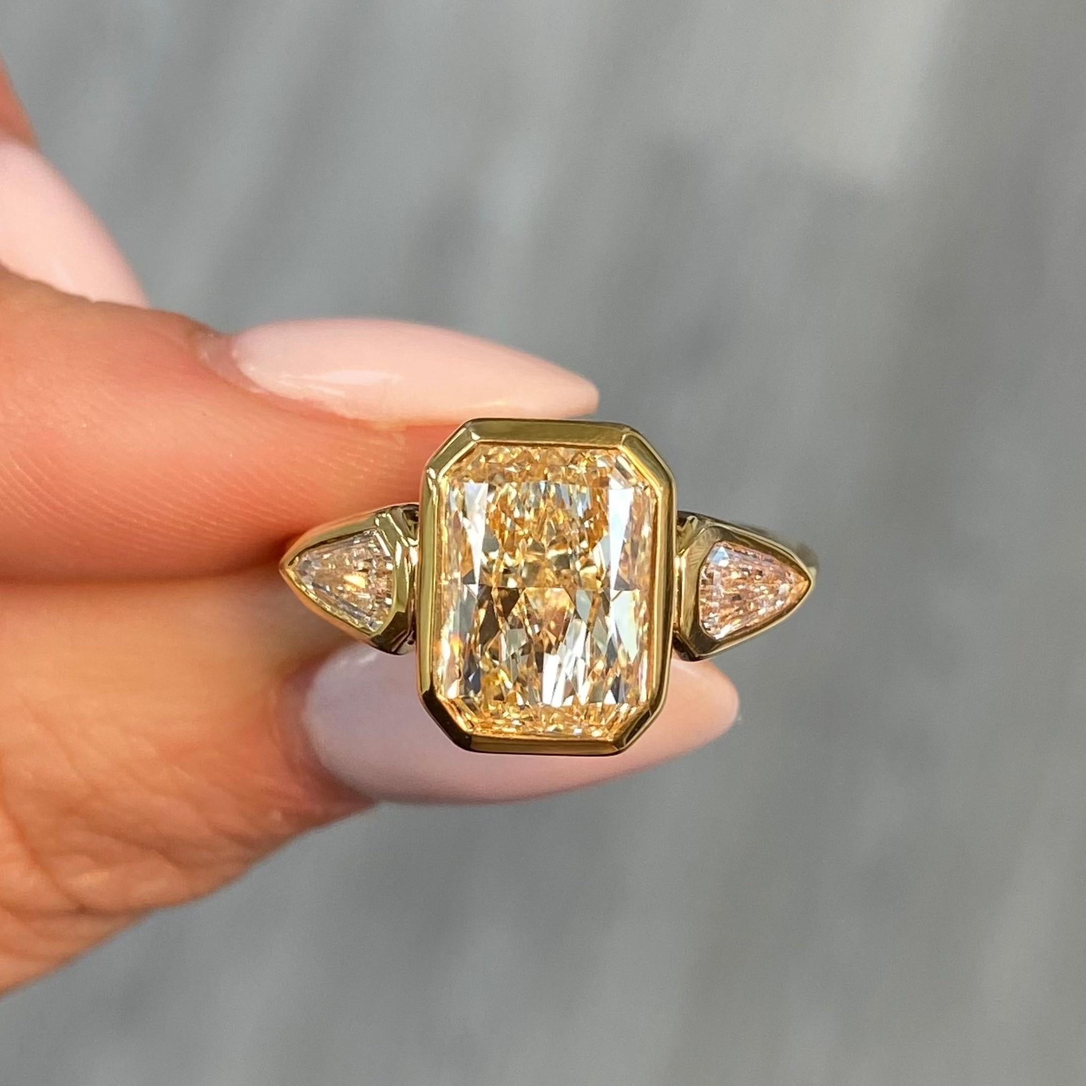 Taglio radiant Anello con tre pietre di diamante giallo incastonate a castone in vendita