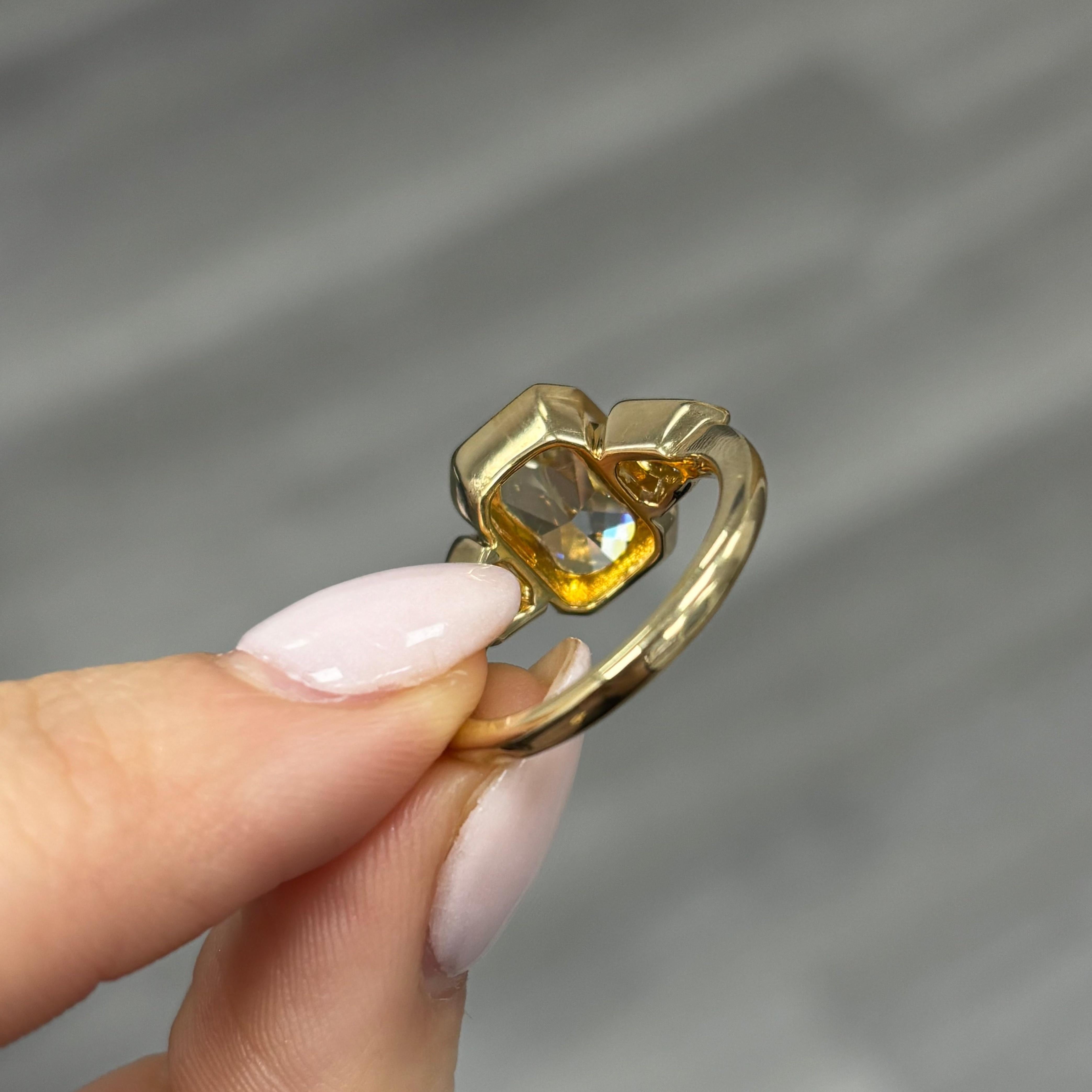 Anello con tre pietre di diamante giallo incastonate a castone In condizioni Nuovo in vendita a New York, NY