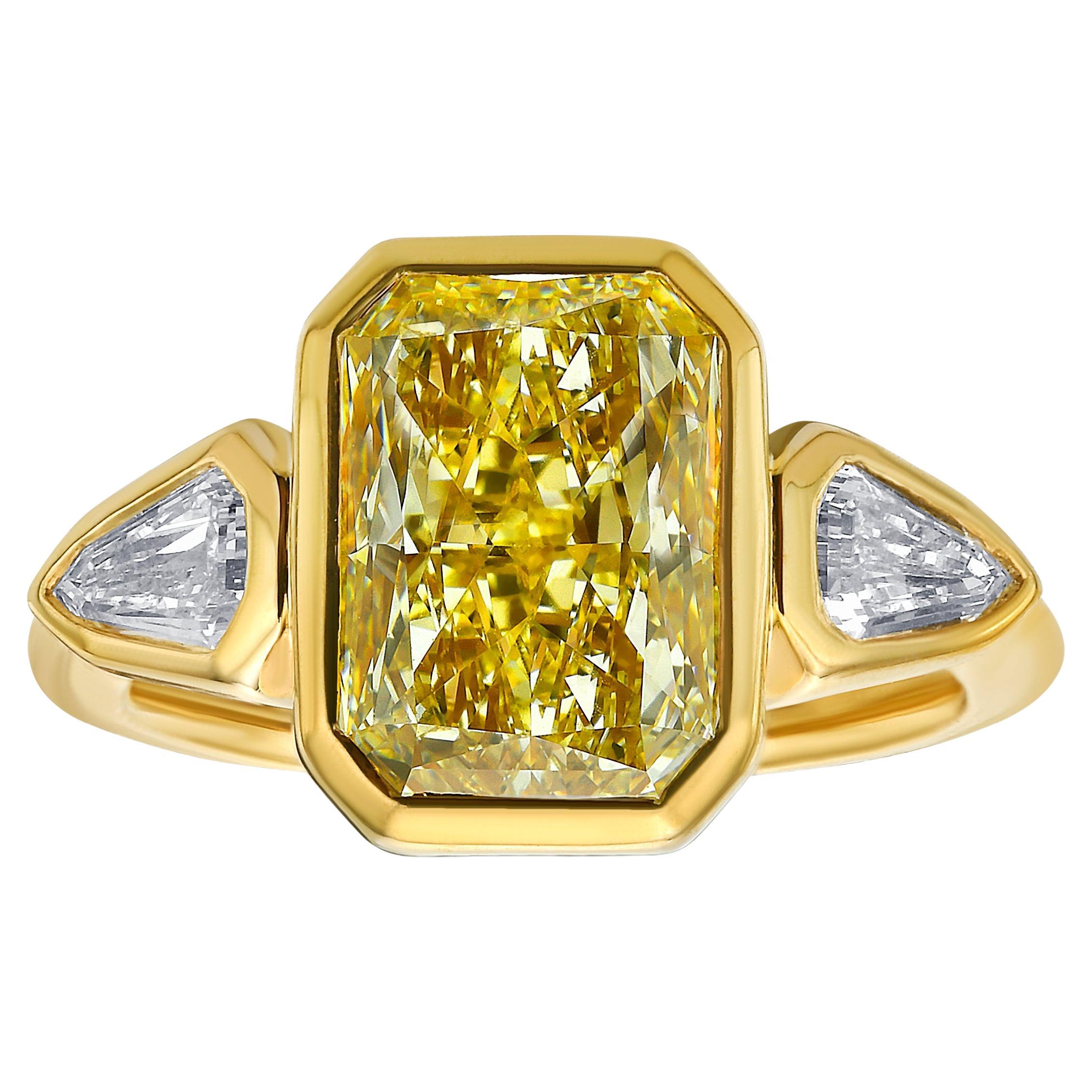 Anello con tre pietre di diamante giallo incastonate a castone