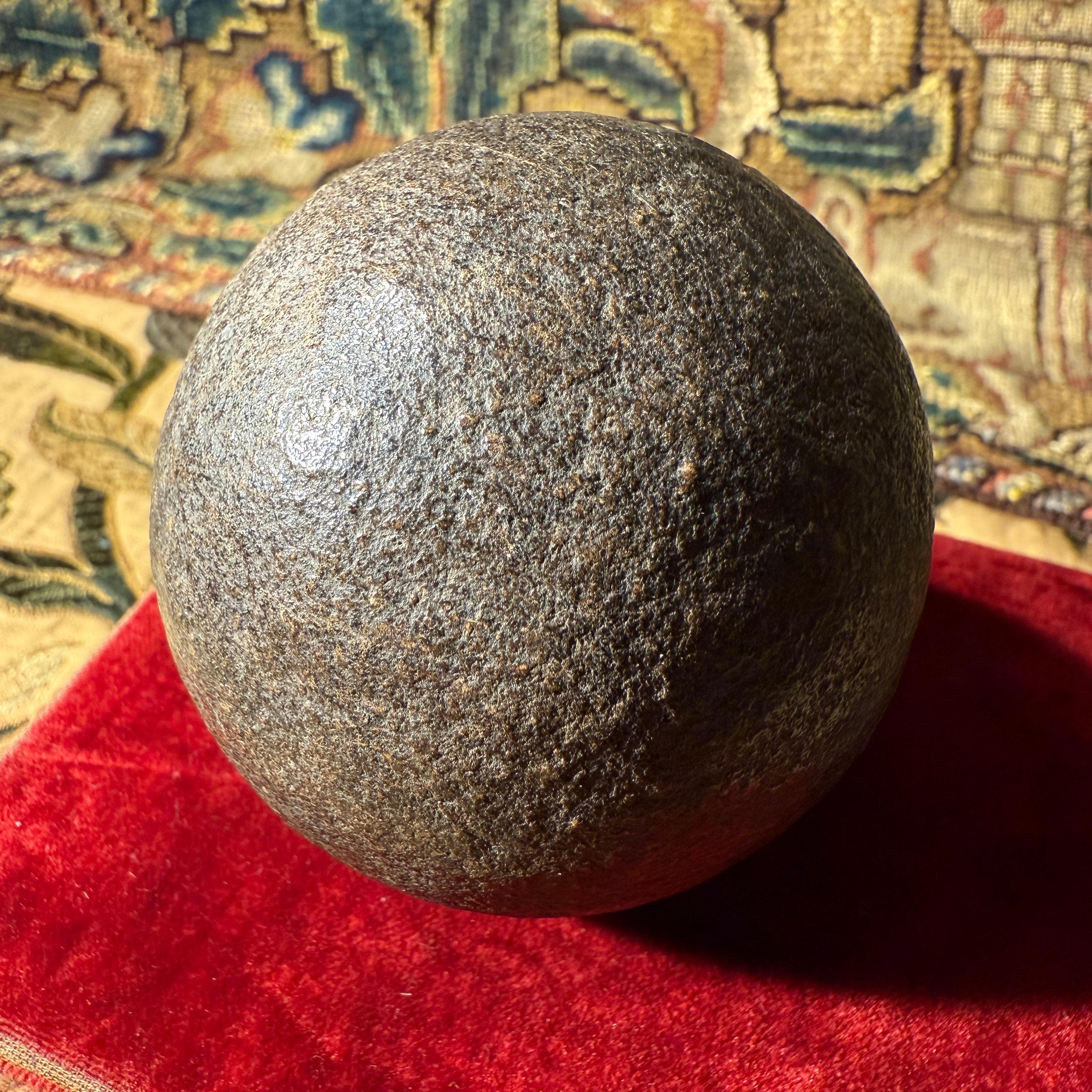 Pietra di Bezoar con supporto in legno ebanizzato tornito, XVIII secolo. in vendita 6