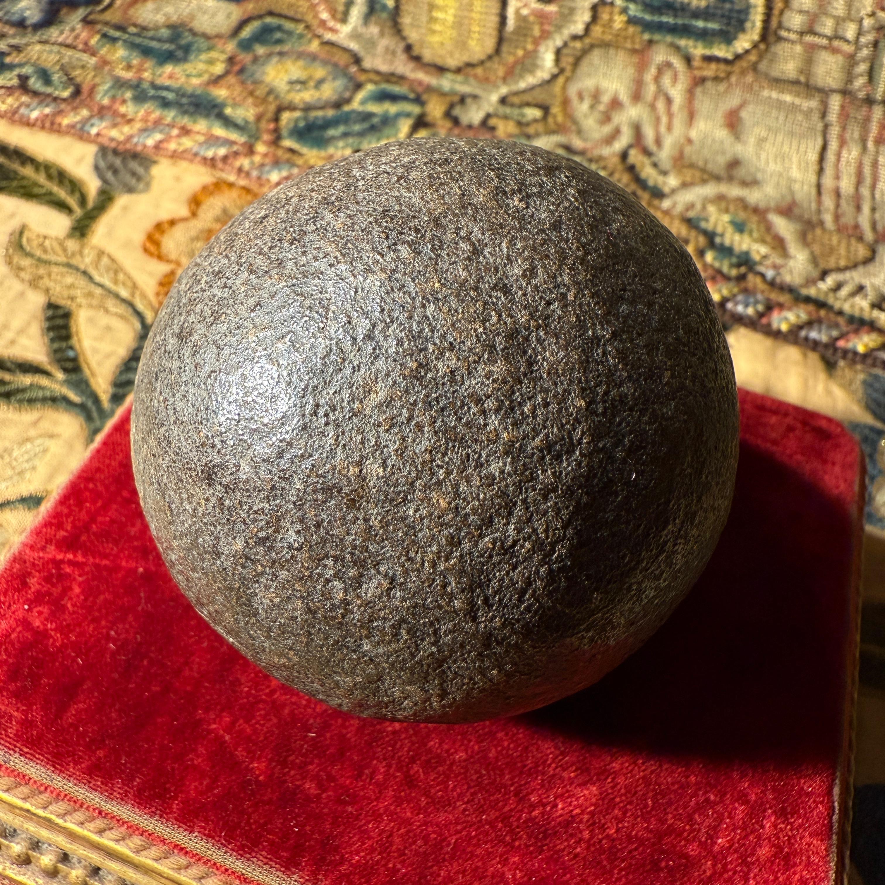 Pietra di Bezoar con supporto in legno ebanizzato tornito, XVIII secolo. in vendita 9