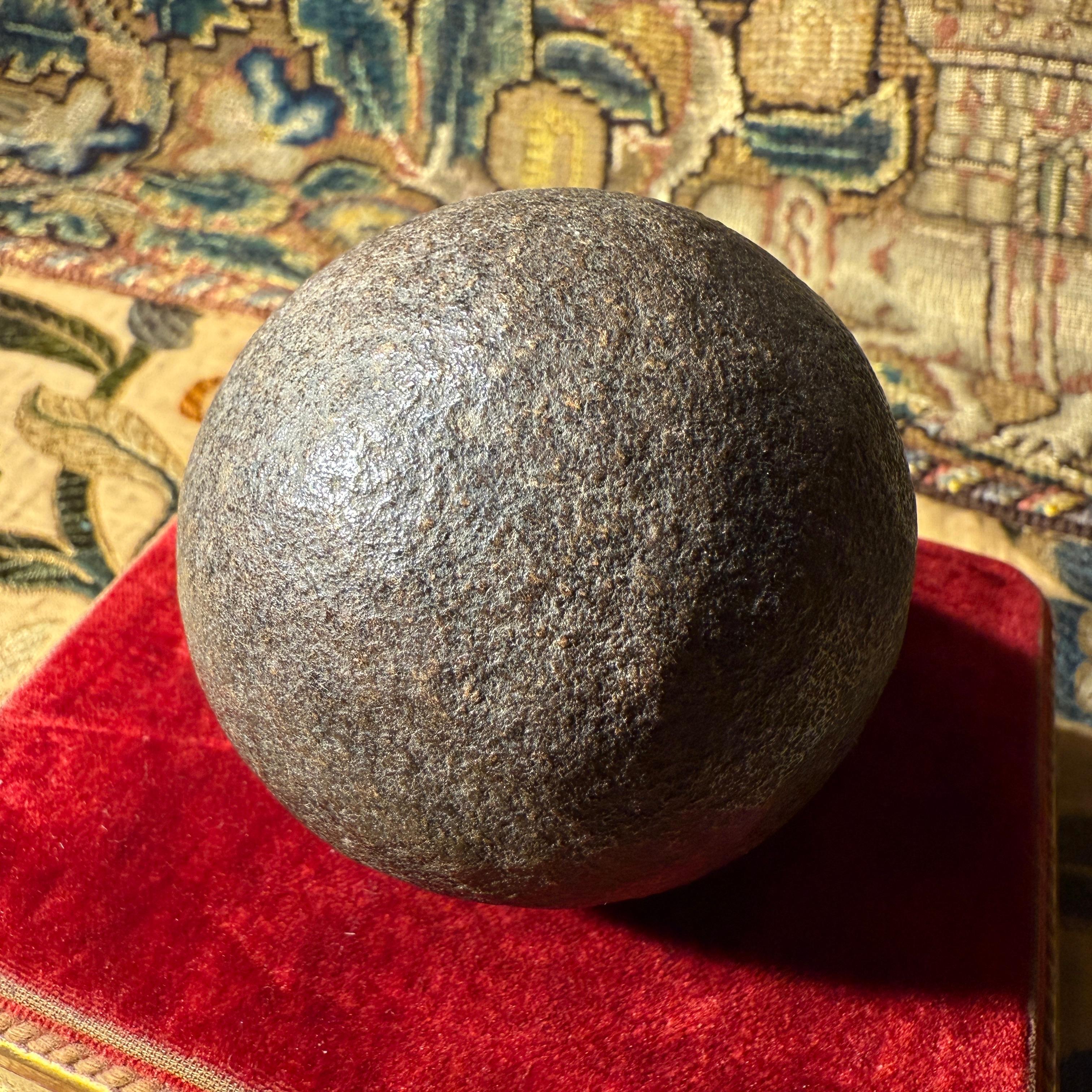 Pietra di Bezoar con supporto in legno ebanizzato tornito, XVIII secolo. in vendita 10