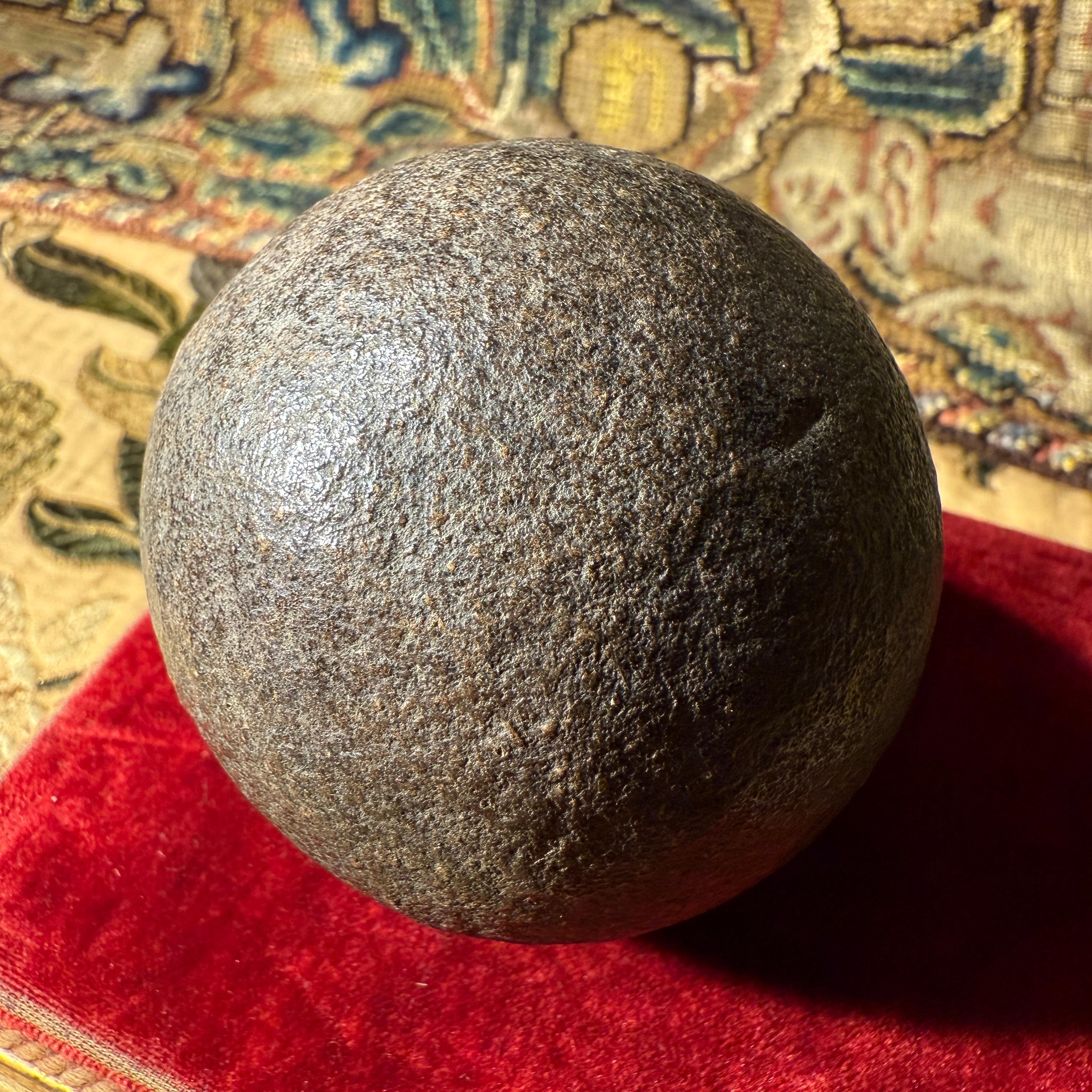 Pietra di Bezoar con supporto in legno ebanizzato tornito, XVIII secolo. in vendita 11