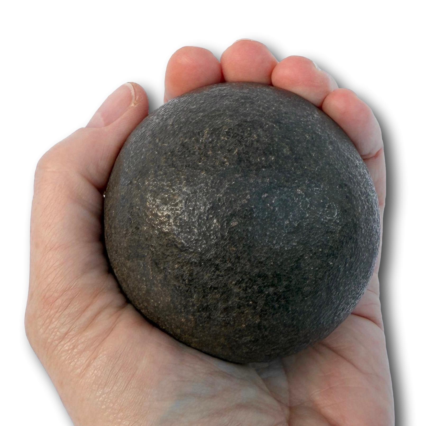 Pietra di Bezoar con supporto in legno ebanizzato tornito, XVIII secolo.

Misura 6,9 x 6,8 x 6,6 cm.

Si tratta di un grosso bezoar di forma arrotondata, la cui superficie presenta la caratteristica struttura granulare e screziata prodotta da