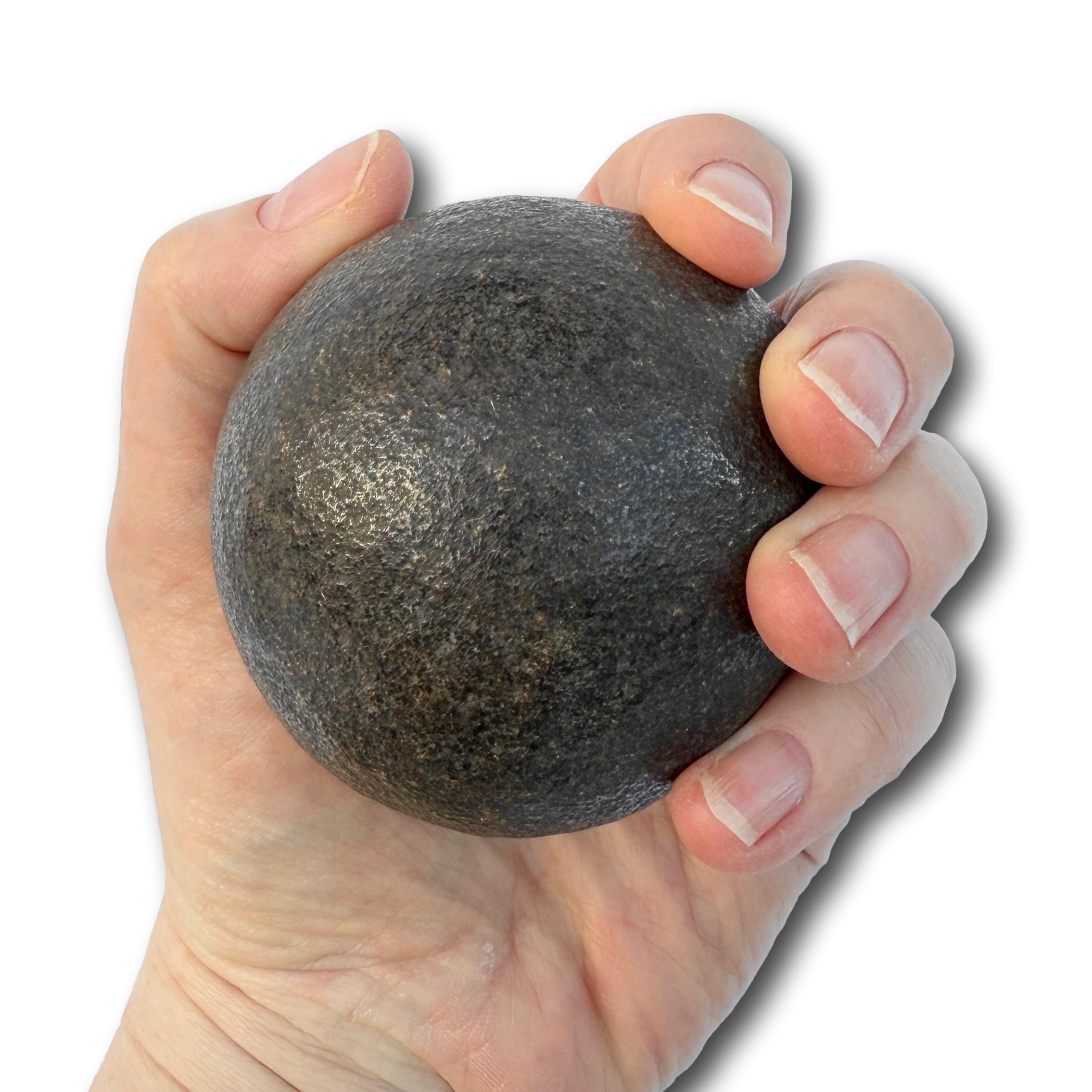 Pietra di Bezoar con supporto in legno ebanizzato tornito, XVIII secolo. In condizioni discrete in vendita a London, GB