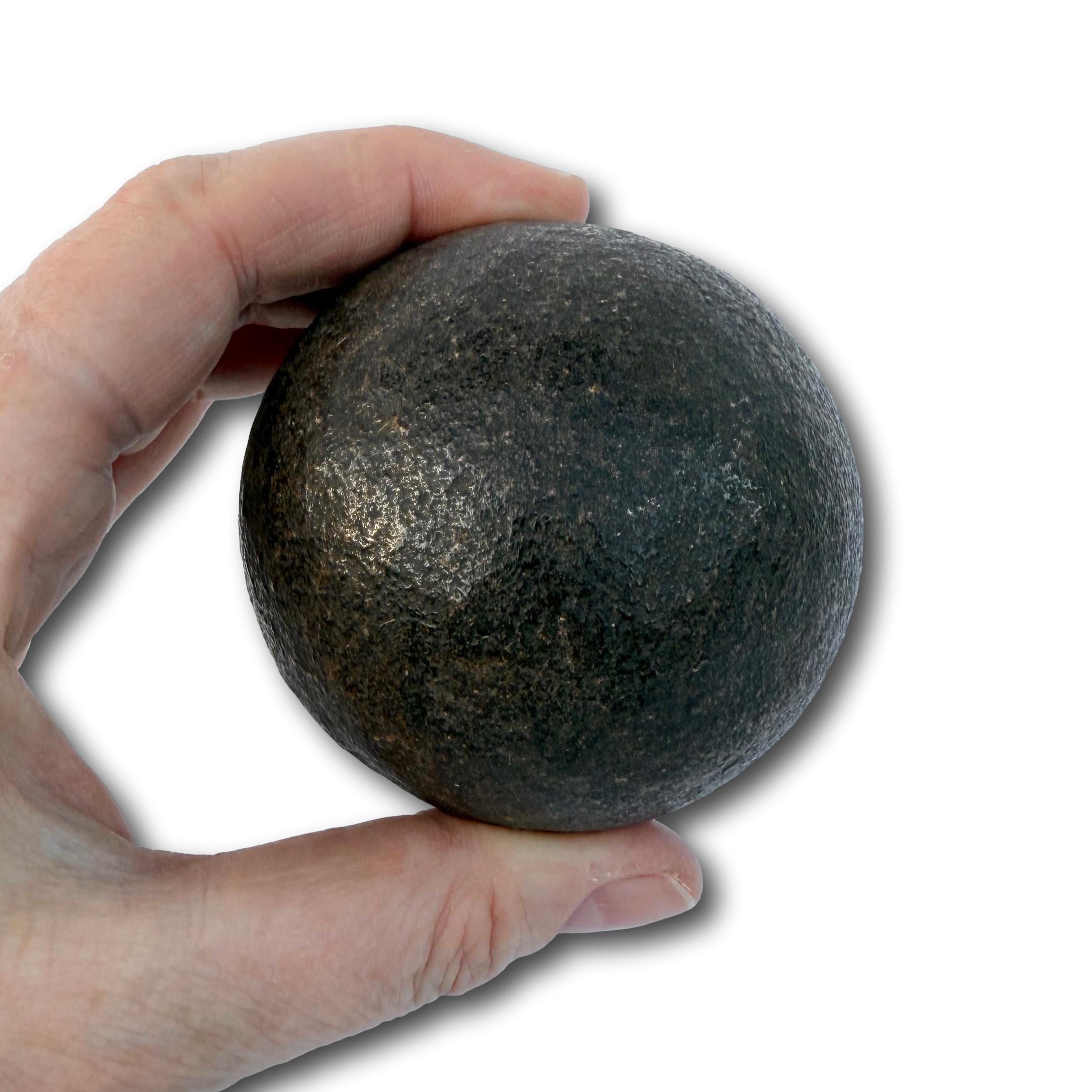 da uomo o donna Pietra di Bezoar con supporto in legno ebanizzato tornito, XVIII secolo. in vendita