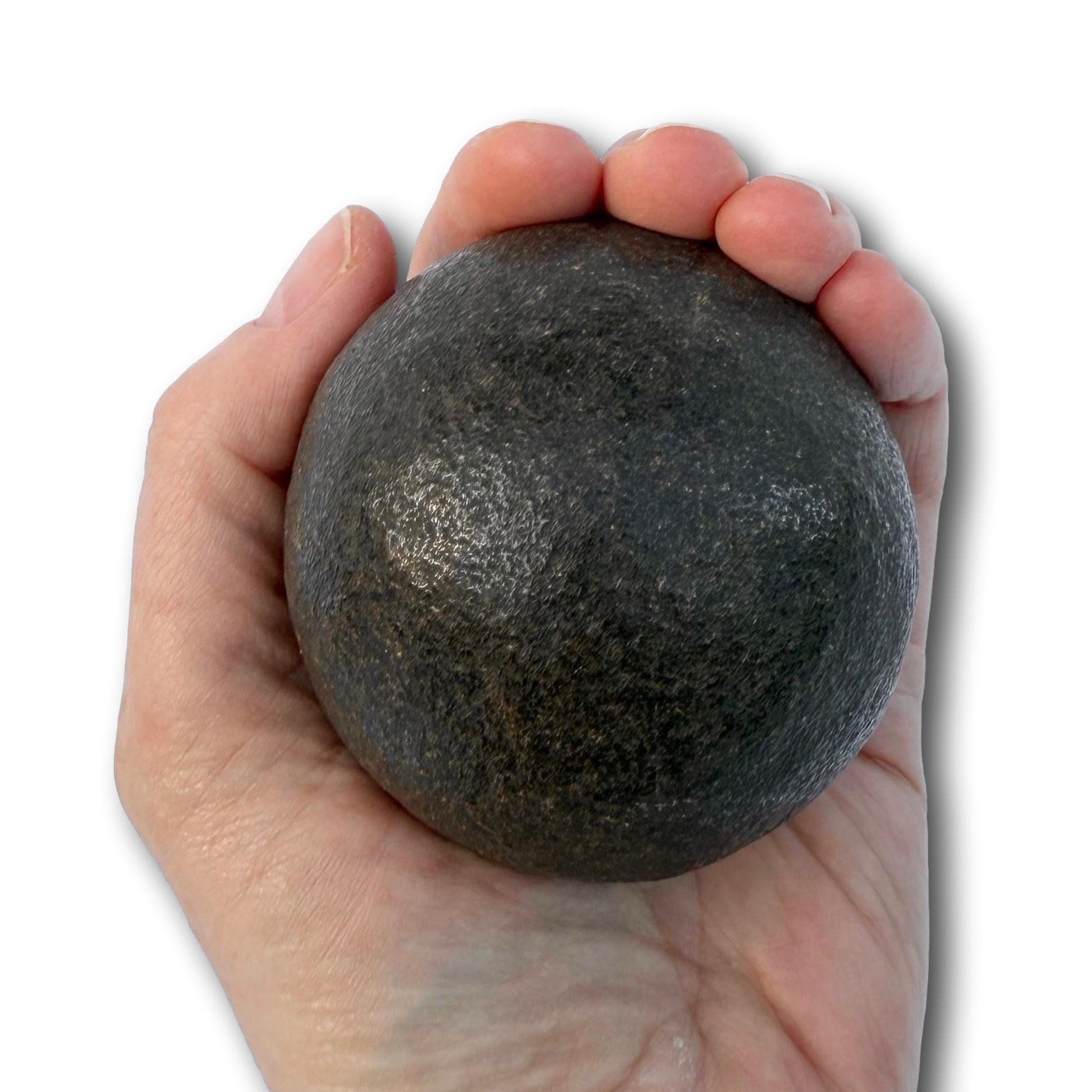 Pietra di Bezoar con supporto in legno ebanizzato tornito, XVIII secolo. in vendita 1