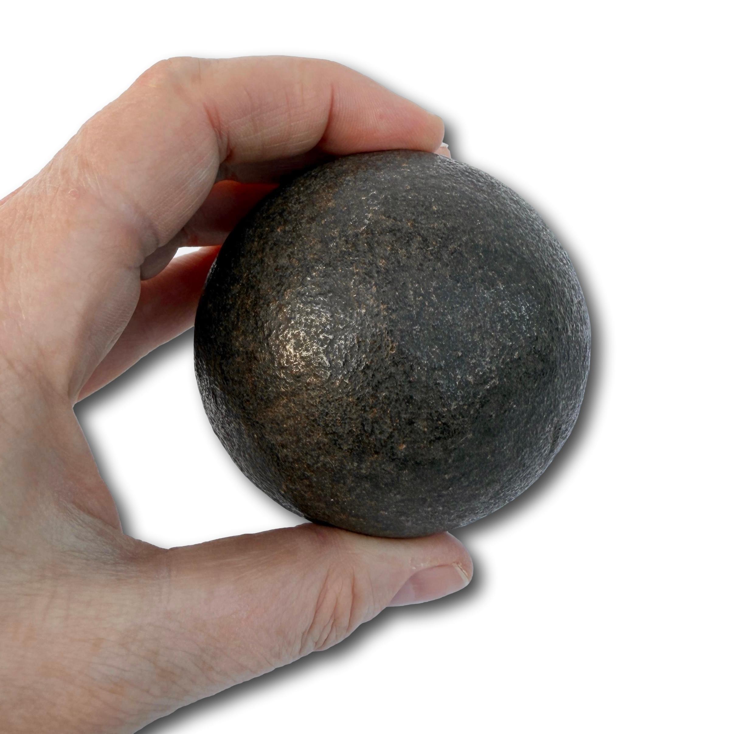 Pietra di Bezoar con supporto in legno ebanizzato tornito, XVIII secolo. in vendita 2