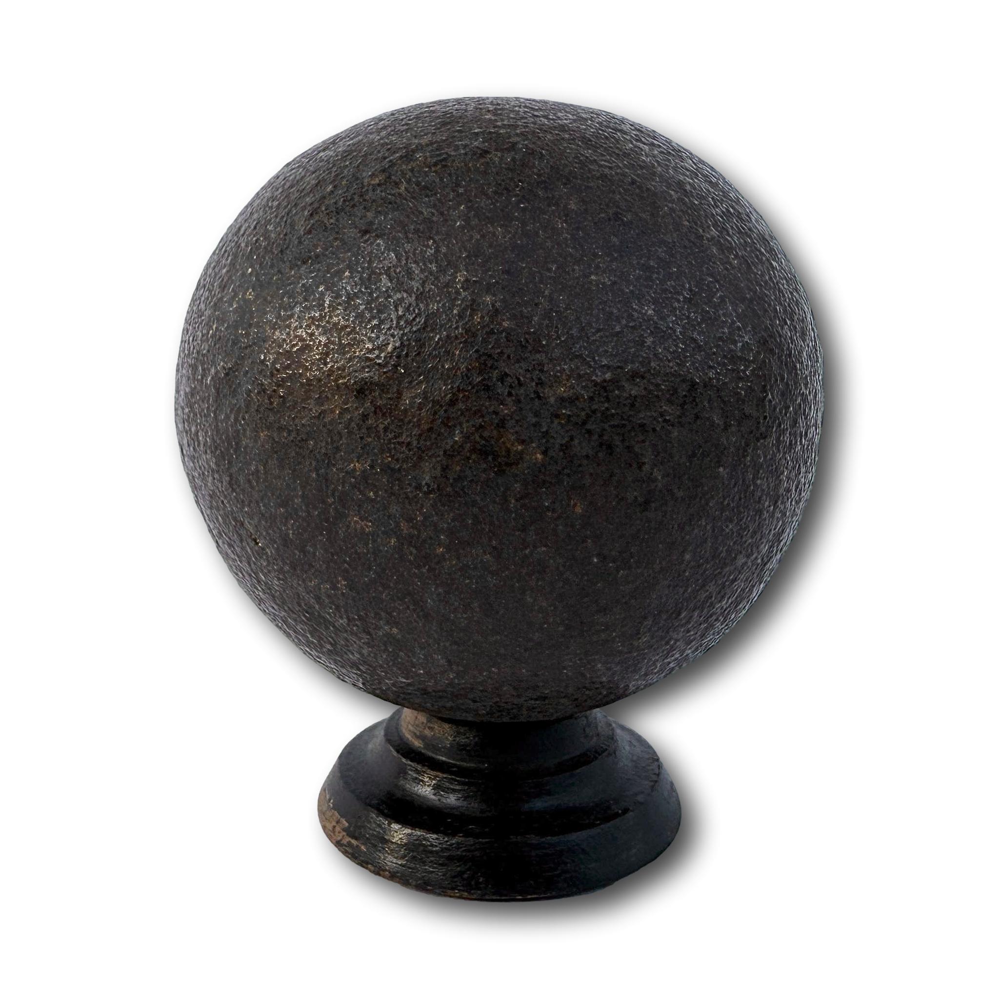 Pietra di Bezoar con supporto in legno ebanizzato tornito, XVIII secolo. in vendita 3