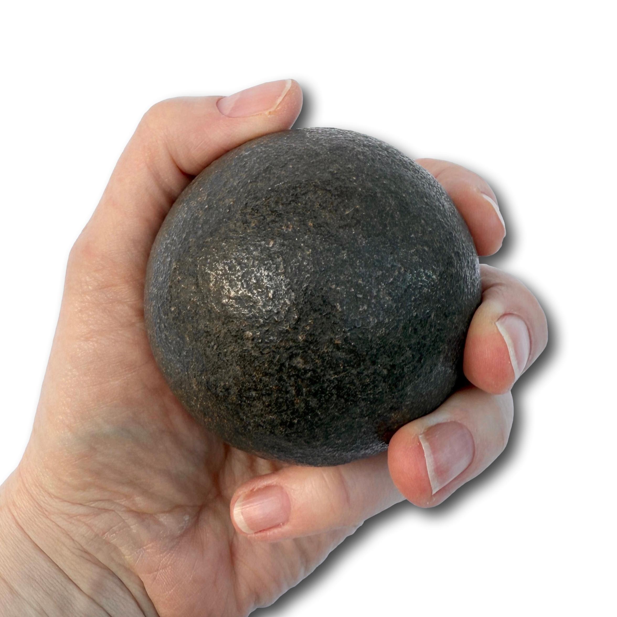 Pietra di Bezoar con supporto in legno ebanizzato tornito, XVIII secolo. in vendita 4