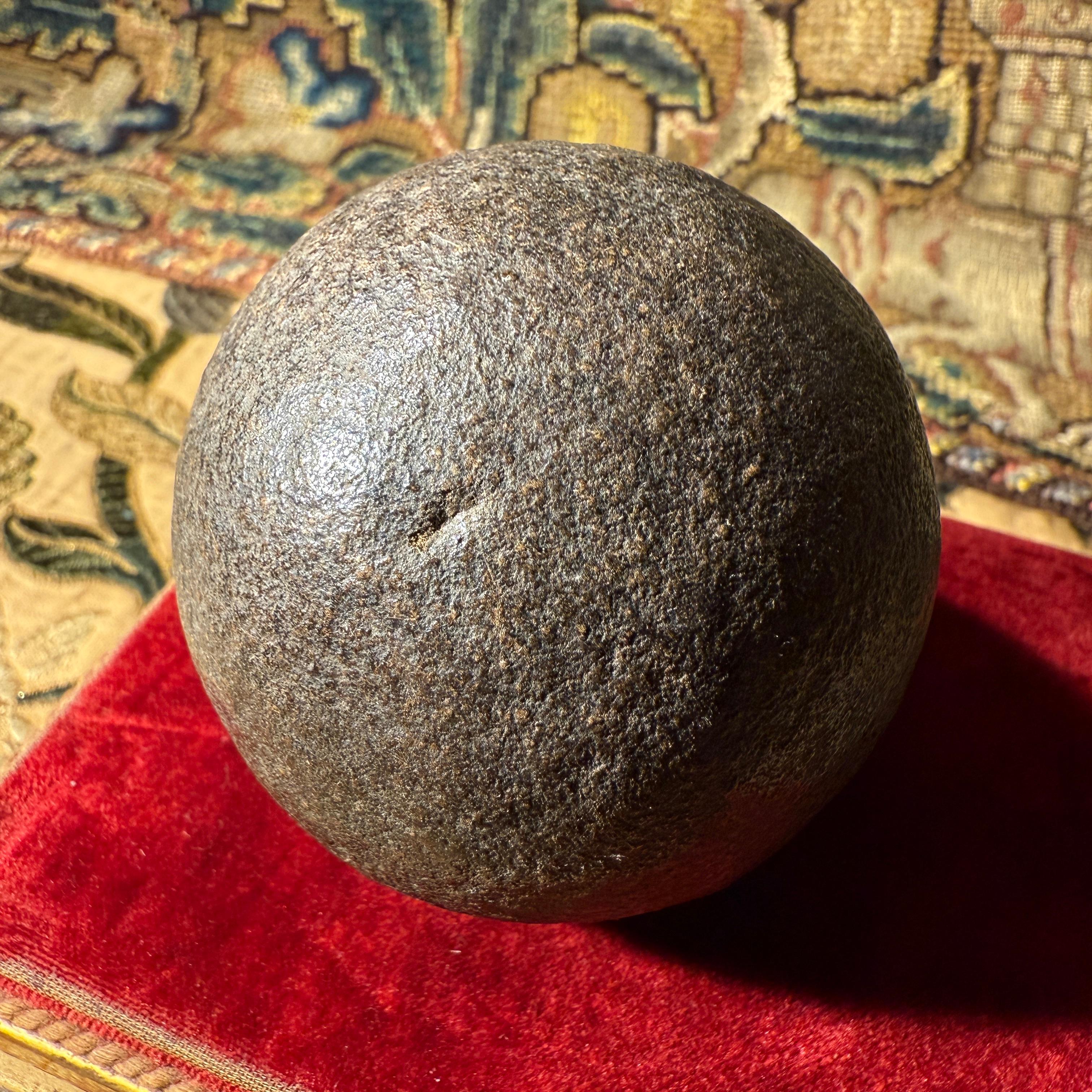 Pietra di Bezoar con supporto in legno ebanizzato tornito, XVIII secolo. in vendita 5