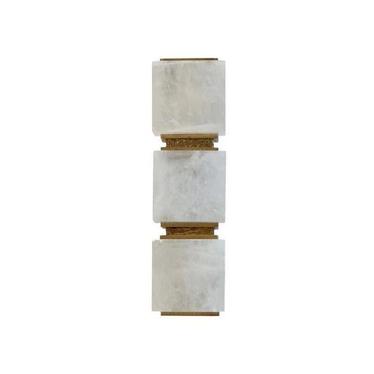 Applique a blocco singolo in cristallo di rocca con decorazioni in ottone lucido martellato.
Creato da Phoenix. Tre prese installate.180w in totale.
Finitura in metallo e dimensioni personalizzate su richiesta.