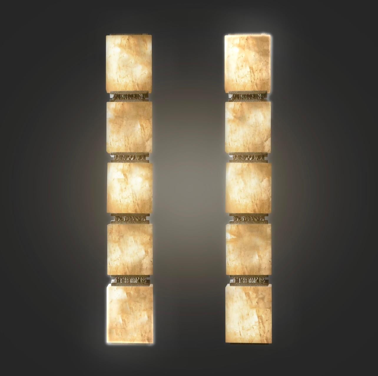 Gruppo di quattro applique Block From Rock Crystal con struttura in nichel lucido martellato.
Creato da Phoenix 
Cinque prese e12 installate.400w in totale 

Finitura e dimensioni del metallo personalizzate su richiesta.