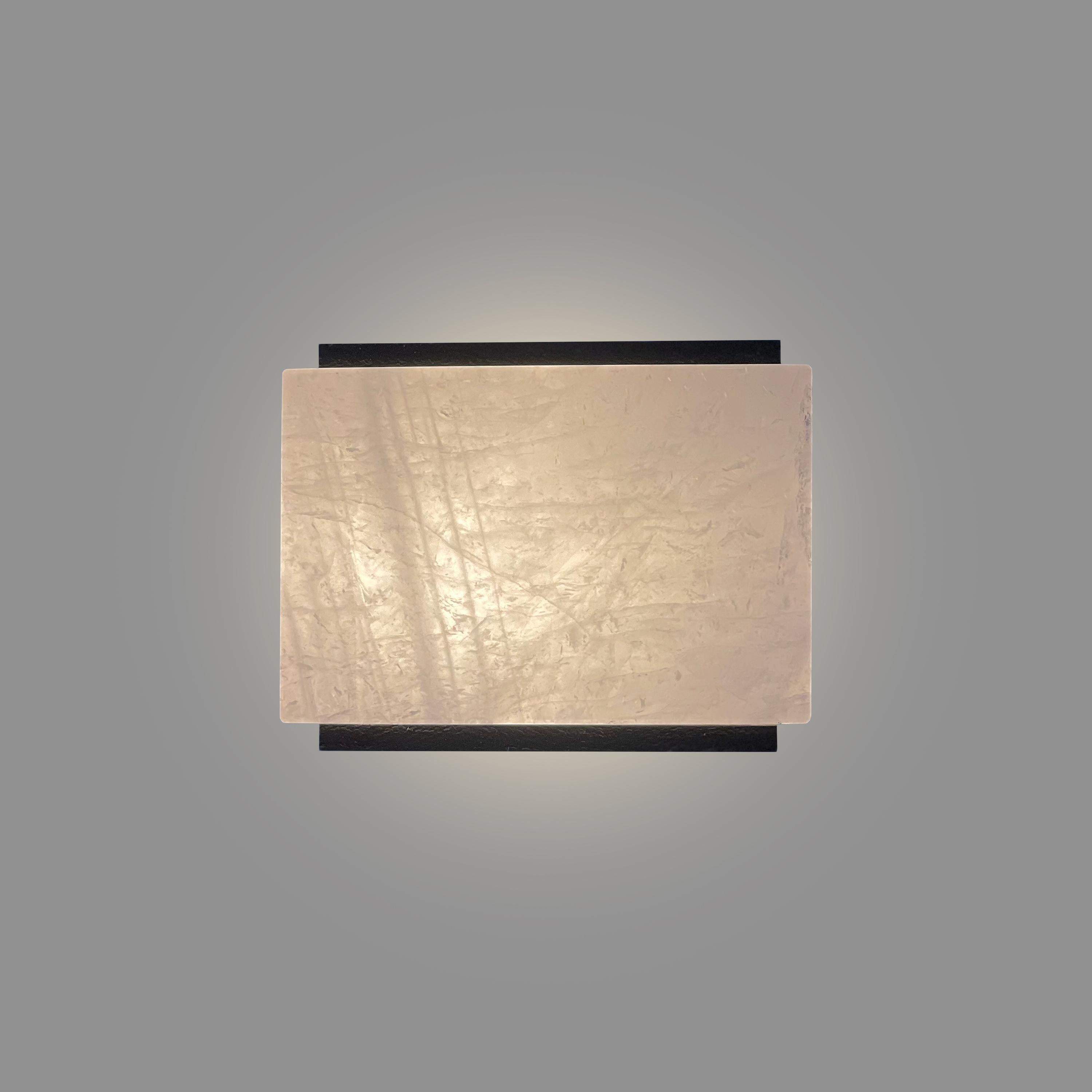 Aplique de cristal de roca en forma de bloque con acabado en latón oscuro,una toma E12 instalada,40w en total 

Creado por Phoenix 

Acabado metálico bajo pedido 