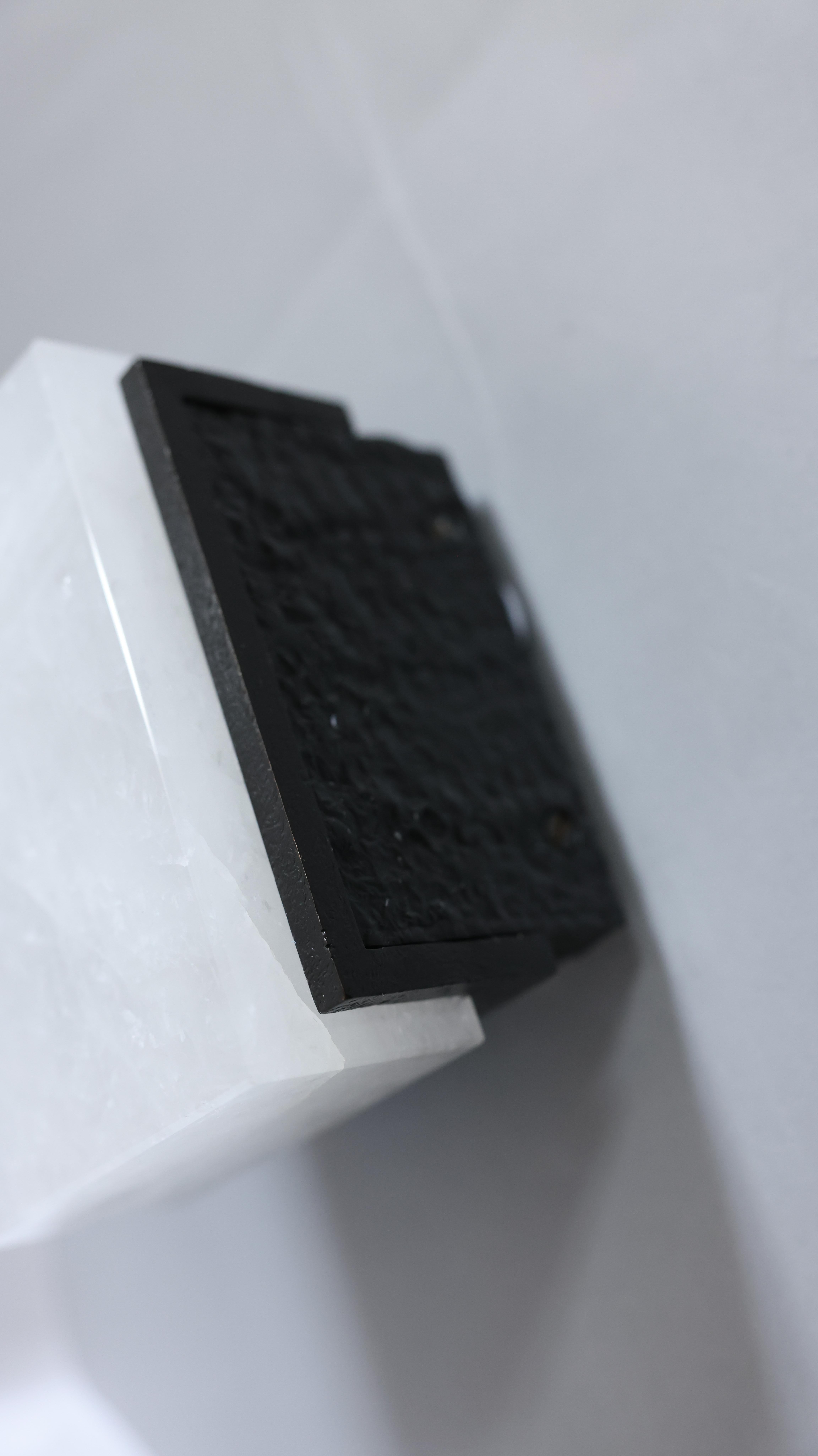 Bloc d'appliques en cristal de roche avec décorations en laiton martelé, chaque applique est équipée d'une douille, 60w par ampoule.
Créé par Phoenix.