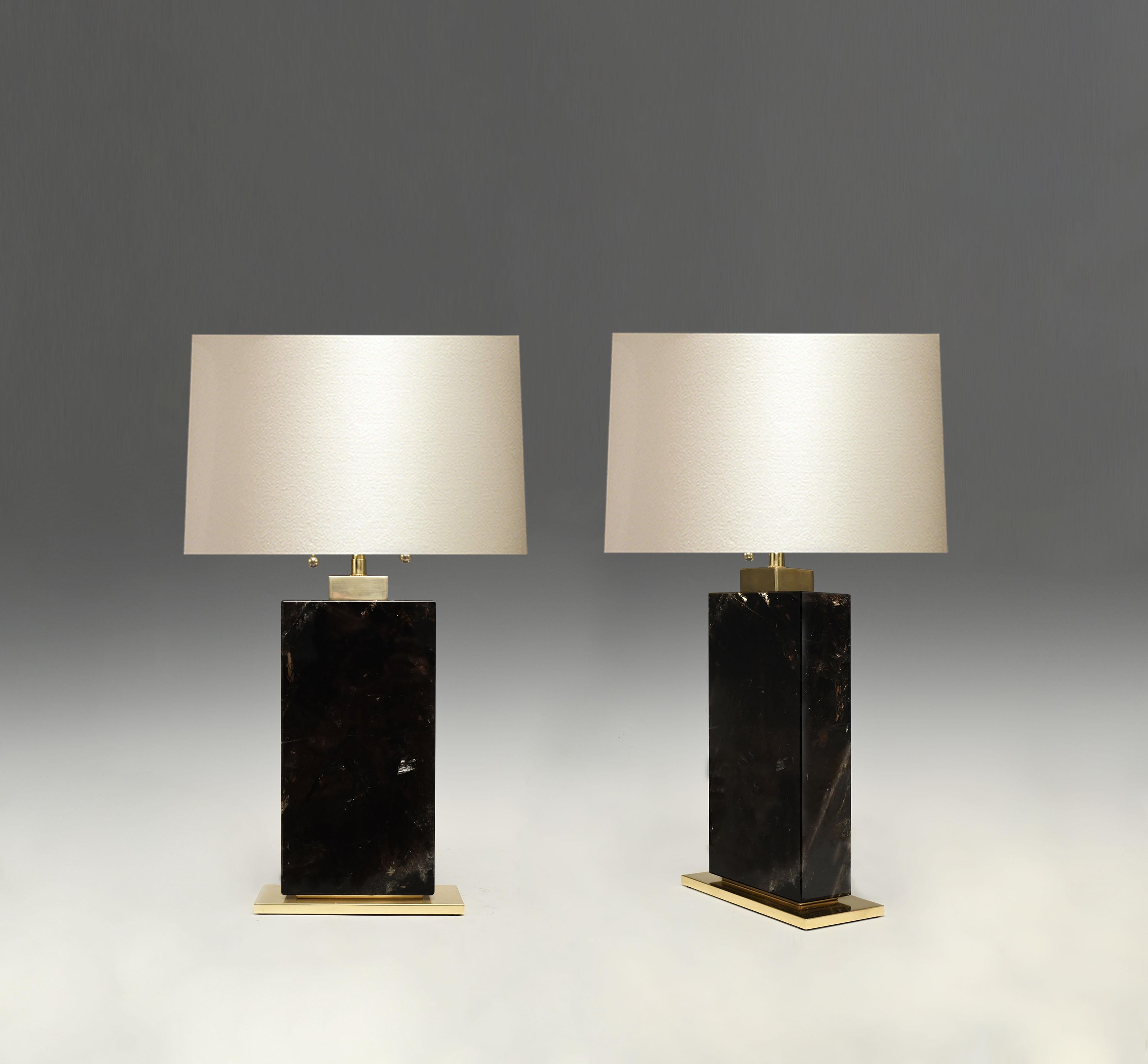 Ein Paar Lampen aus rauchigem Bergkristall in Blockform mit polierten Messingsockeln. Erstellt von Phoenix Gallery, NYC.
Bis zum Bergkristall: 12,5