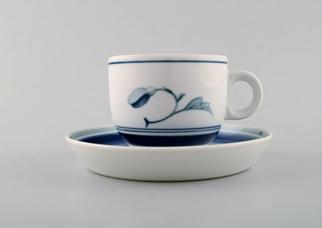 B&G, Bing & Grondahl. Korinthische Kaffeetasse aus handbemaltem Porzellan mit Untertasse. Satz von 6. Modellnummer: 305.
In sehr gutem Zustand. 2. Werksqualität.
Die Tasse misst: 8 x 6,8 cm.
Die Untertasse misst: 13.7 cm.