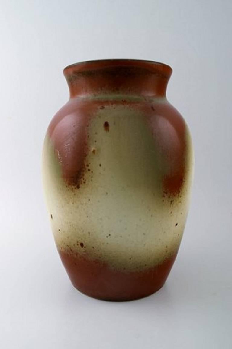 B&G Bing & Grondahl, presumably Valdemar Pedersen stoneware vase.
The glaze in brown shades, 1940s-1950s.
1st. assortment.
Perfect condition.
Measures: 25 cm. x 17 cm.