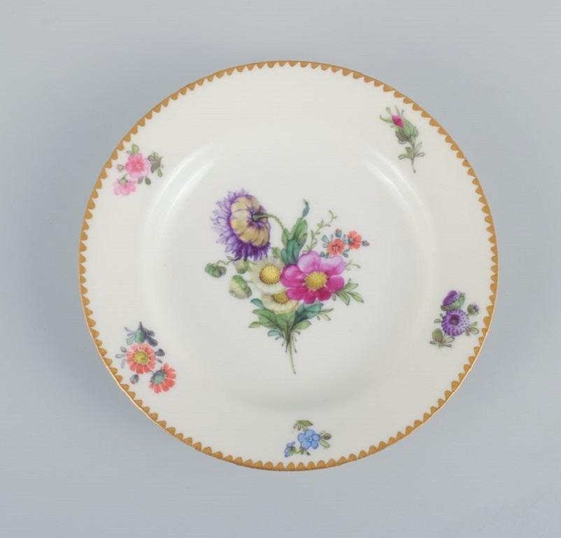 B&G, Bing & Grondahl Saxon Flower, 12 Cake Plates Decorated with Flowers In Excellent Condition For Sale In Copenhagen, DK