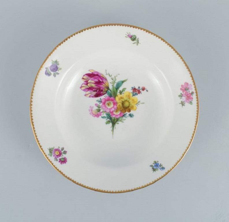 B&G, Bing & Grondahl Flor sajona.
Cinco platos hondos decorados con flores y borde dorado.
Aproximadamente en la década de 1920.
En perfecto estado.
Marcado.
Primera calidad de fábrica.
Dimensiones: d 24,0 x h 5,0 cm.