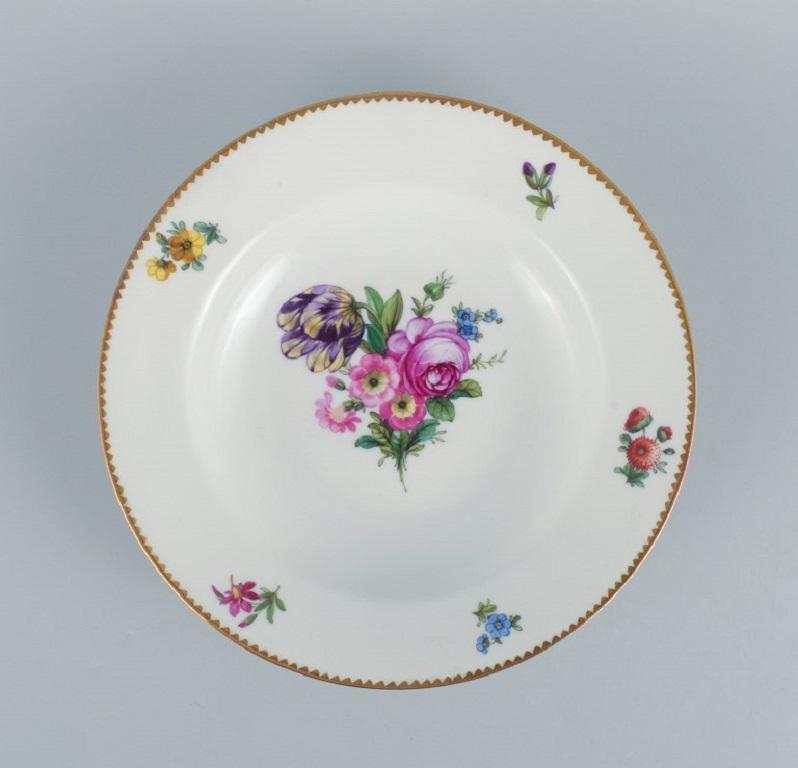 B&G, Bing & Grondahl Flor sajona, cinco platos hondos decorados con flores en Excelente estado para la venta en Copenhagen, DK
