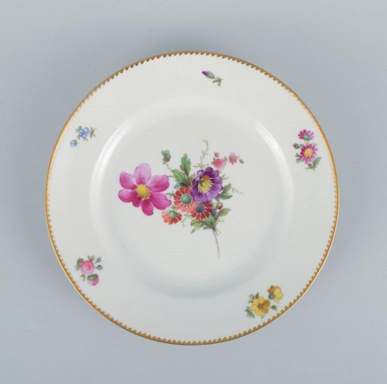 B&G, Bing & Grondahl Saxon fleur
Quatre assiettes à dîner décorées de fleurs et bordées d'or.
Vers les années 1920.
En parfait état.
Marqué.
Première qualité d'usine.
Dimensions : d 24,0 x h 2,5 cm.