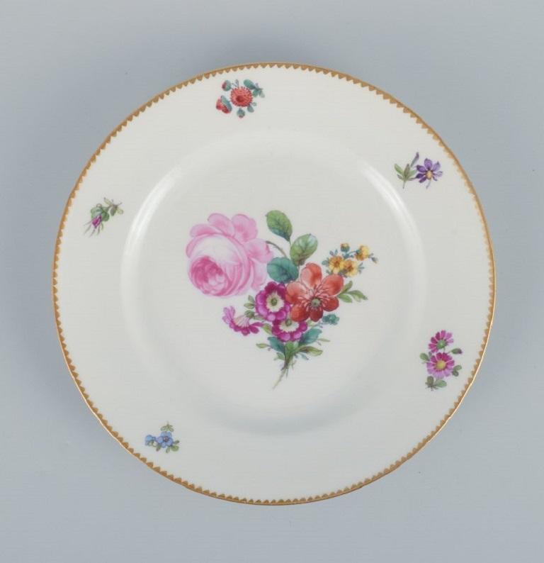 B&G, Bing & Grondahl Saxon fleur
Quatre assiettes à dîner décorées de fleurs et bordées d'or.
Environ les années 1920.
En parfait état.
Marqué.
Première qualité d'usine.
Dimensions : D 24,0 x H 2,5 cm.