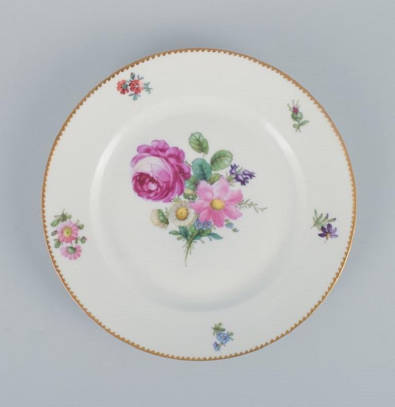 B&G, Bing & Grondahl Saxon Flower, Four Dinner Plates Decorated with Flowers In Excellent Condition For Sale In Copenhagen, DK