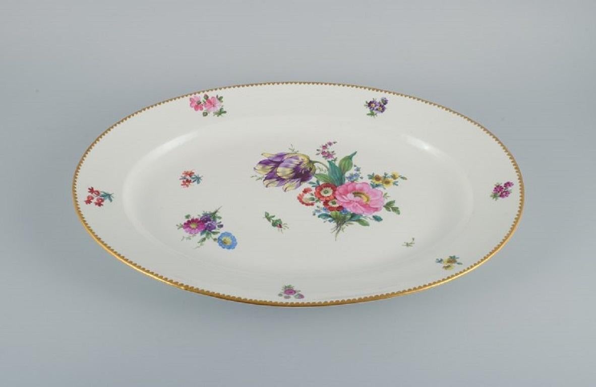 B&G, Bing & Grondahl Saxon flower.
Large serving dish decorated with flowers and gold rim.
Approximately 1920s.
In perfect condition.
Marked.
First factory quality.
Dimensions: l 51.0 x w 36.0 x h 6.0 cm.


