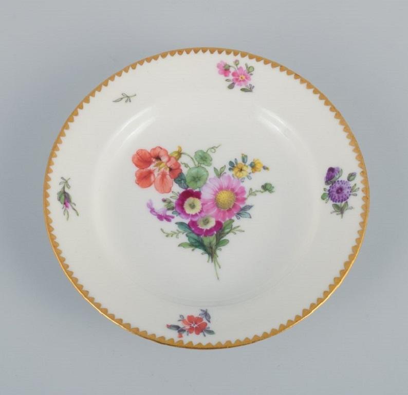 B&G, Bing & Grondahl Saxon Flower. Six Cake Plates Decorated with Flowers In Excellent Condition For Sale In Copenhagen, DK
