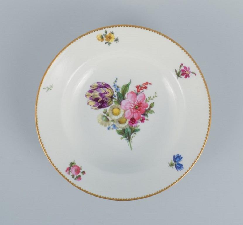B&G, Bing & Grondahl Saxon fleur
Six assiettes profondes décorées de fleurs et bordées d'or.
vers les années 1920.
En parfait état.
Marqué.
Première qualité d'usine.
Dimensions : D 24,0 x H 4,5 cm.