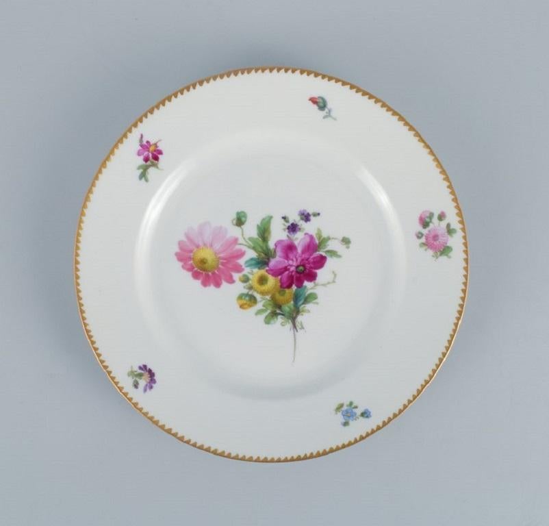 B&G, Bing & Grondahl Saxon fleur
Six assiettes à dîner décorées de fleurs et bordées d'or.
Environ les années 1920.
En parfait état.
Marqué.
Première qualité d'usine.
Dimensions : D 24,0 x H 2,5 cm.