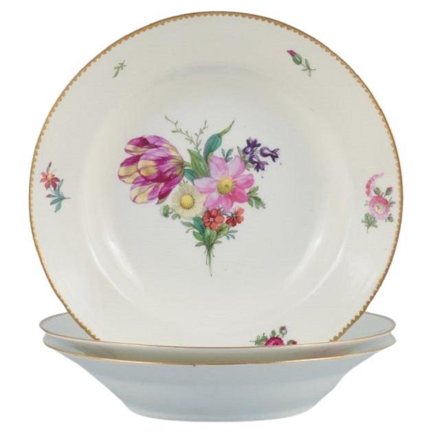 B&G, Bing & Grondahl Flor sajona, tres platos hondos decorados con flores