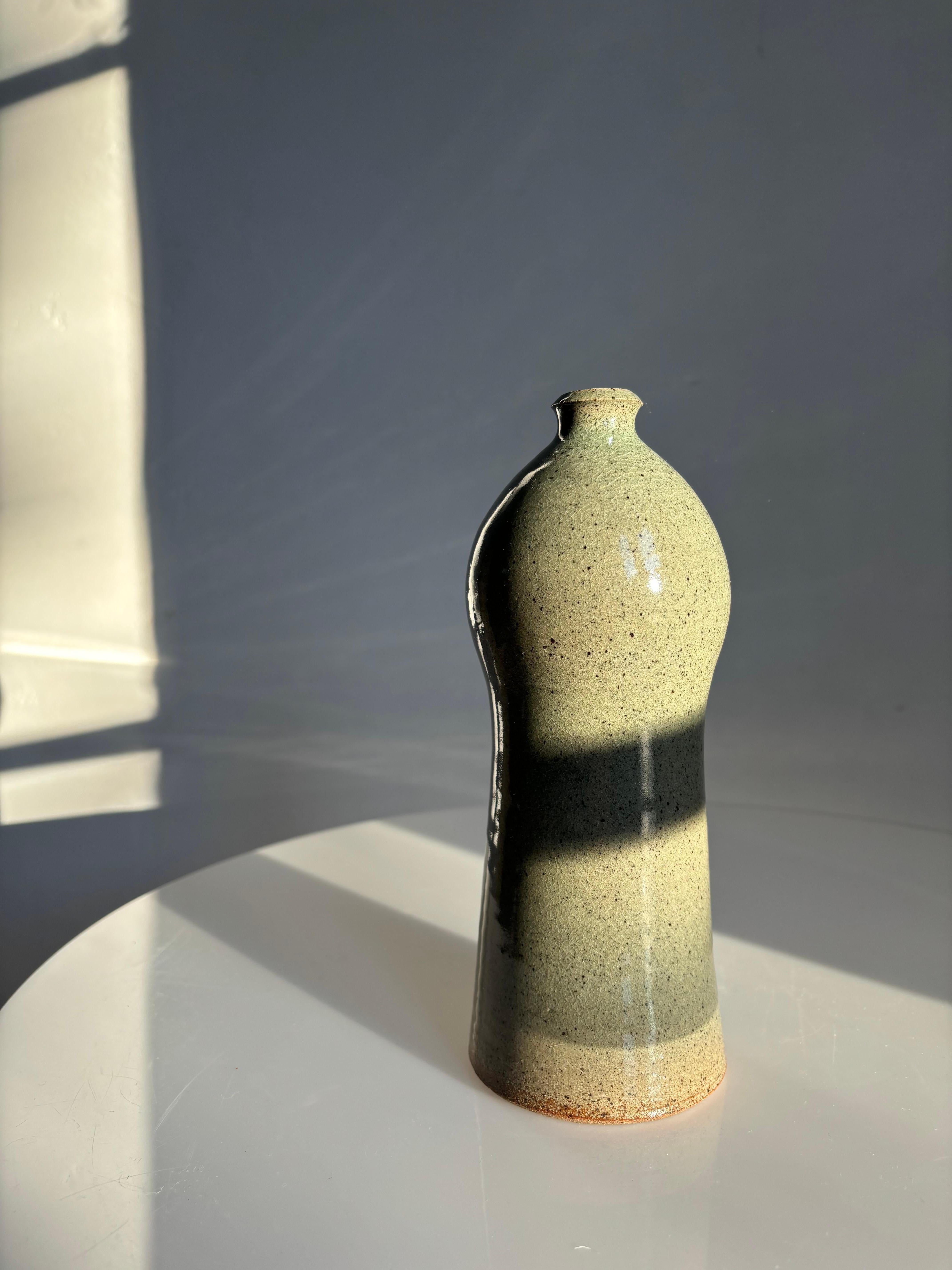 Vase en forme de bouteille organique, vert Sage, Danemark, années 1970 en vente 2
