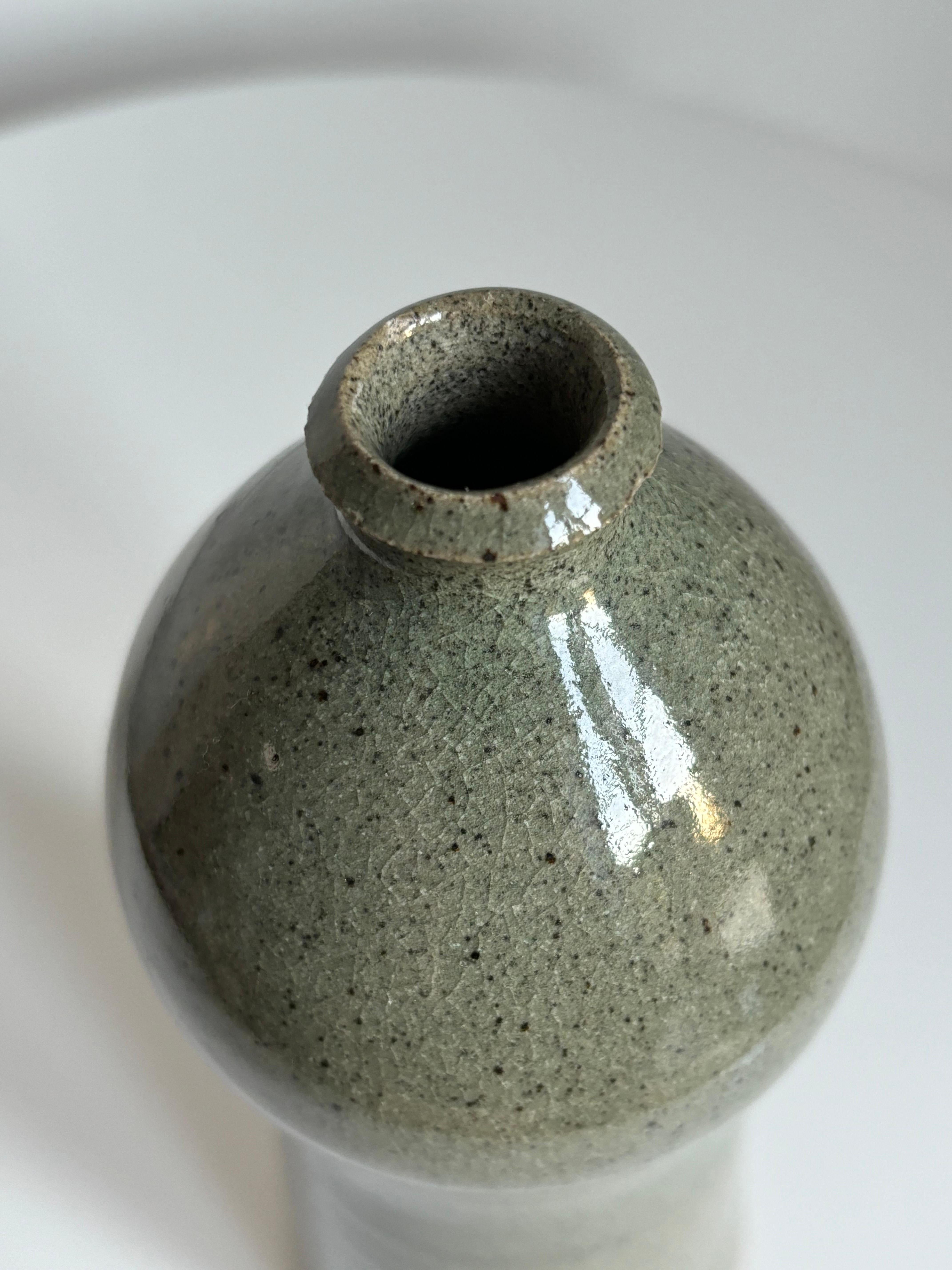 Vase en forme de bouteille organique, vert Sage, Danemark, années 1970 en vente 3